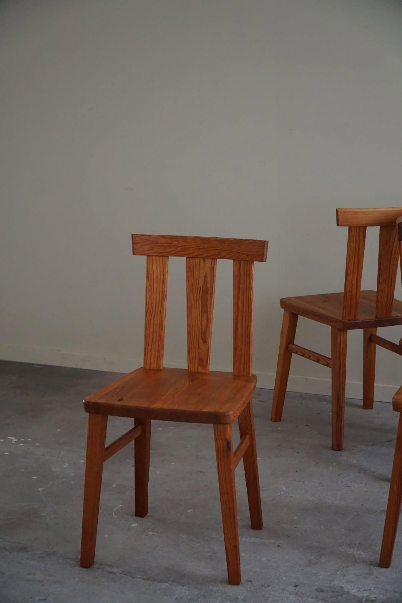 Brutalisme Modernité suédoise, ensemble de 4 chaises en pin massif, style Axel Einar Hjorth, années 1950 en vente