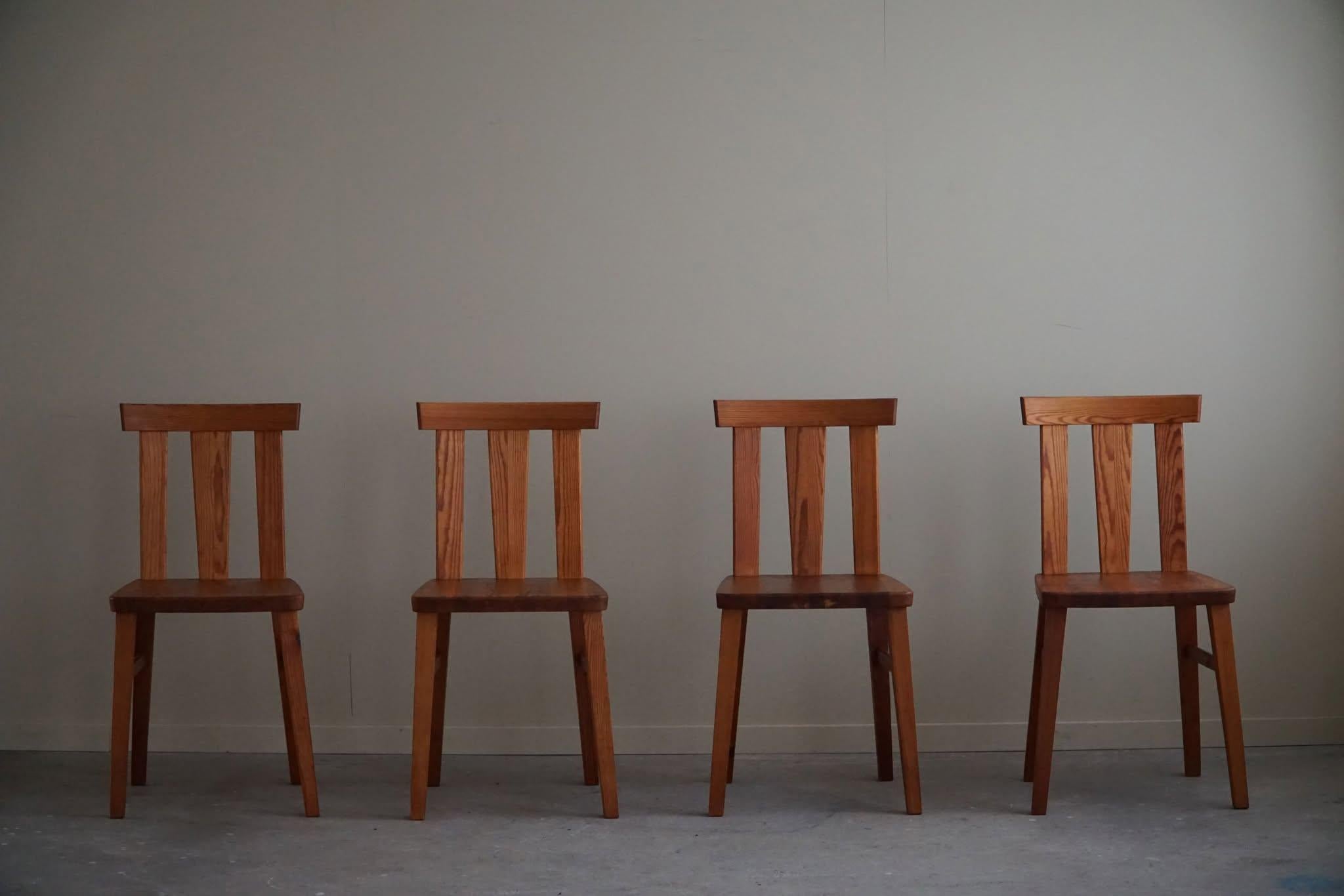 Fait main Modernité suédoise, ensemble de 4 chaises en pin massif, style Axel Einar Hjorth, années 1950 en vente