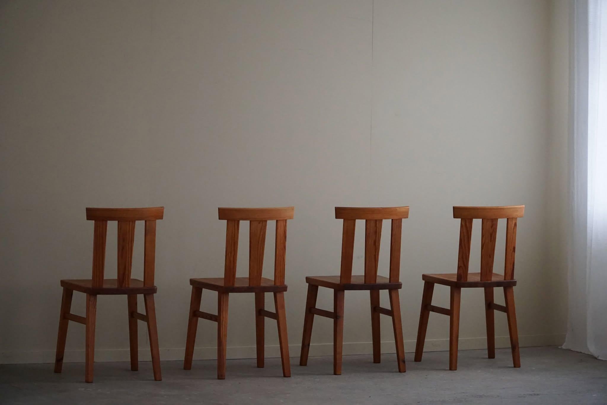 Modernité suédoise, ensemble de 4 chaises en pin massif, style Axel Einar Hjorth, années 1950 Bon état - En vente à Odense, DK
