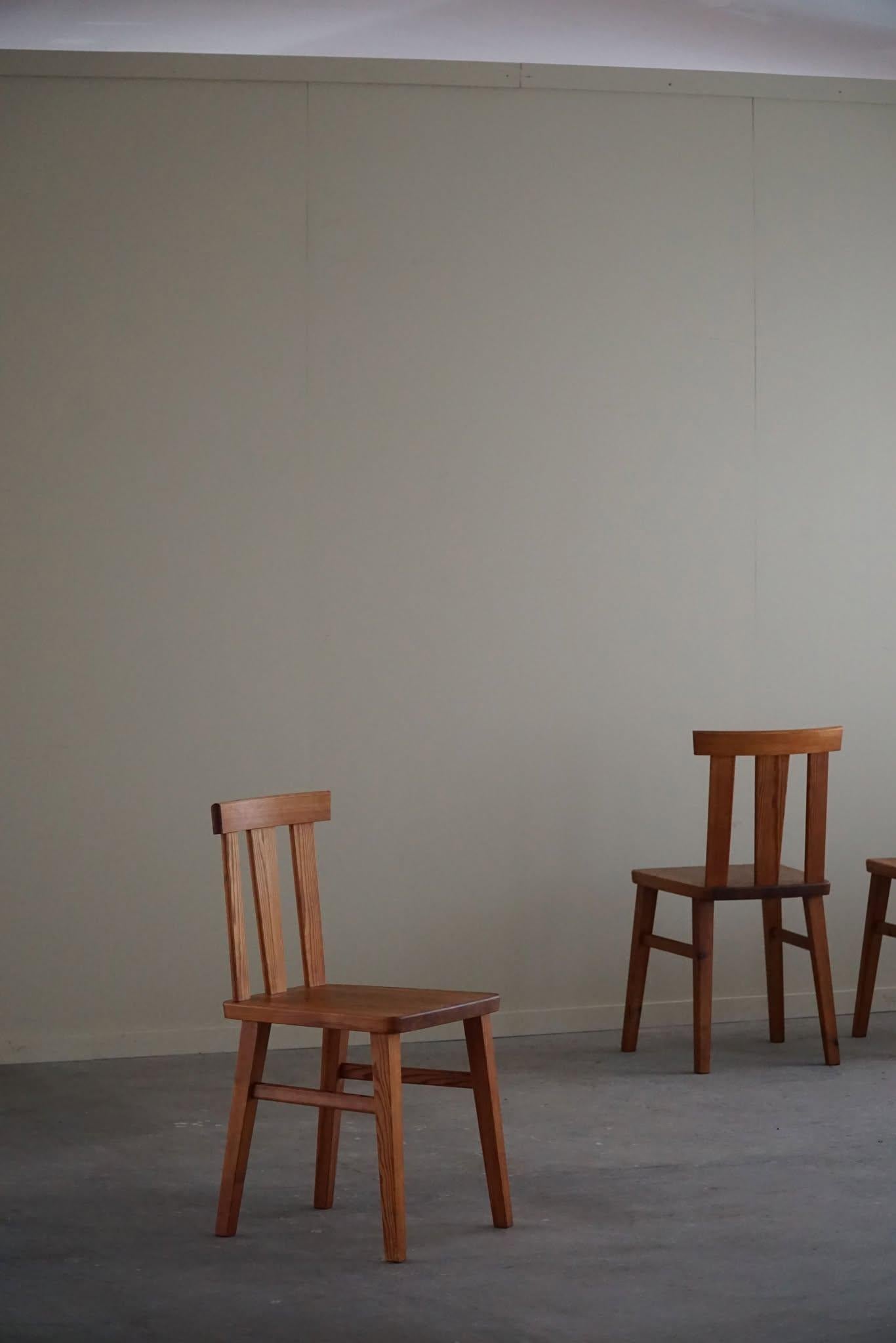 20ième siècle Modernité suédoise, ensemble de 4 chaises en pin massif, style Axel Einar Hjorth, années 1950 en vente