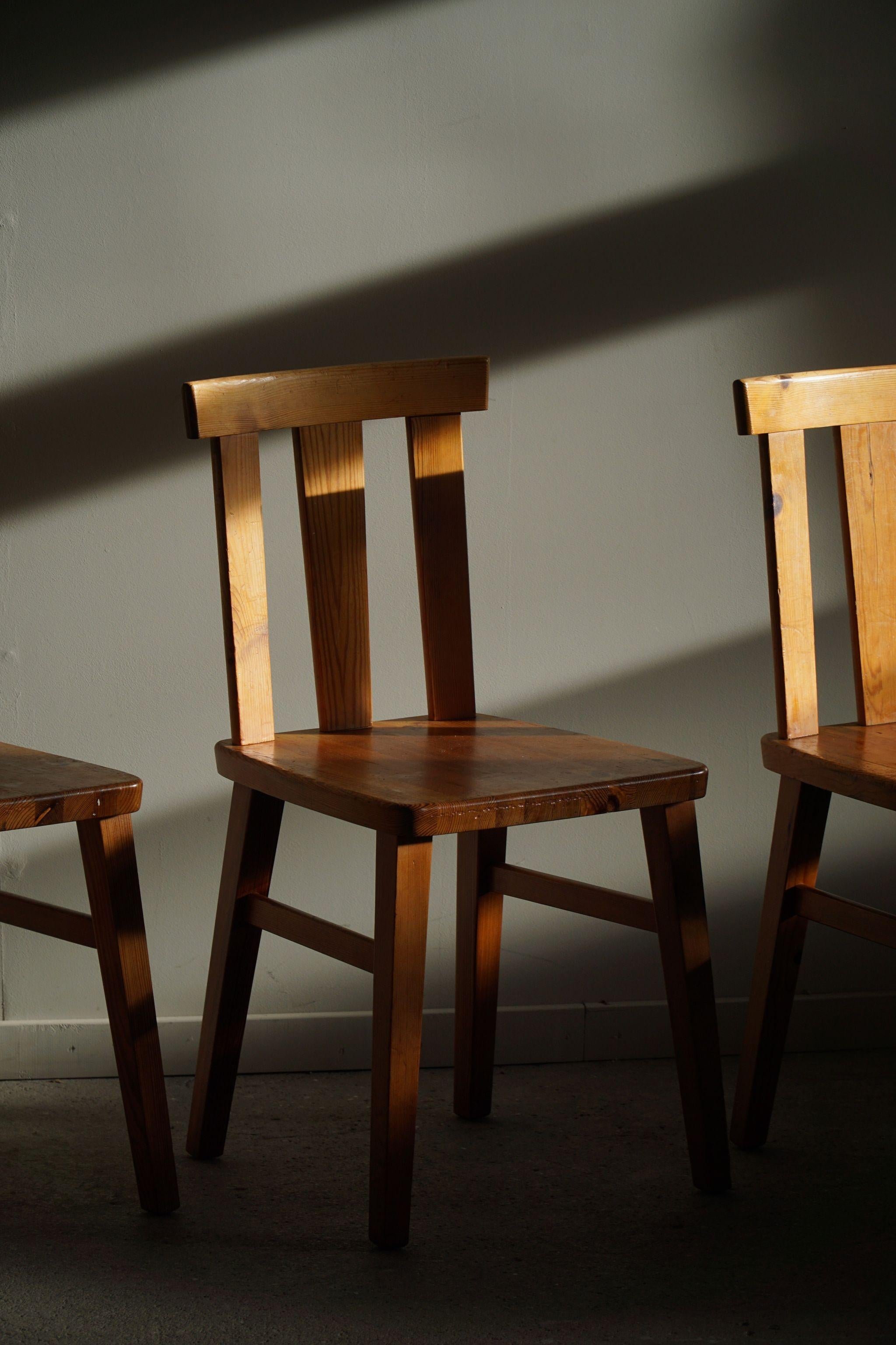 Schwedische Moderne, 4 Stühle aus massivem Kiefernholz, Stil Axel Einar Hjorth, 1950er Jahre im Angebot 3