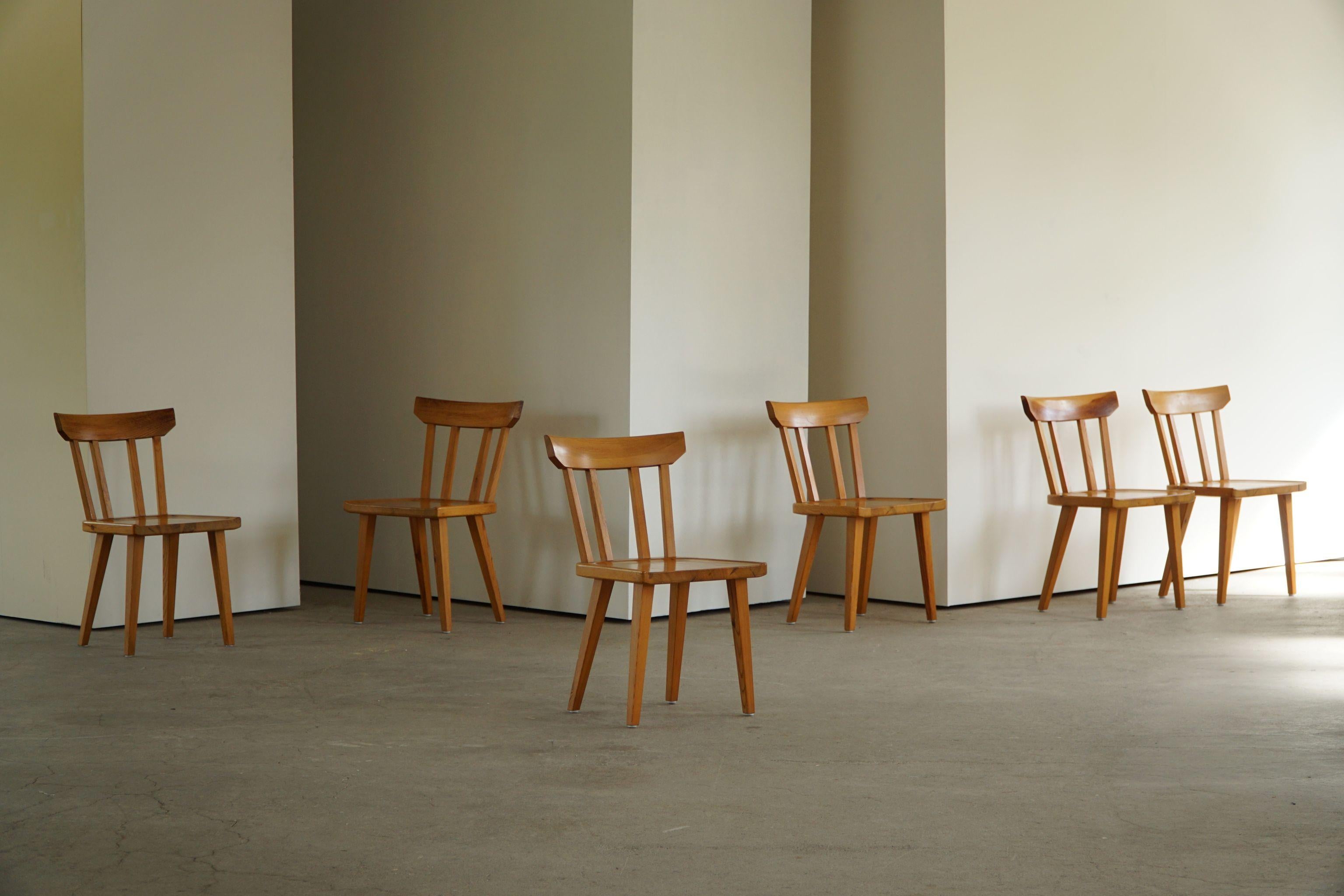 Set of 6 dining chairs in solid pine, designed by Carl Malmsten for Karl Andersson and Söner, Sweden, 1960s.
Great details that are also present in the designs of Axel Einar Hjorth and Pierre Chapo. Here seen in another 