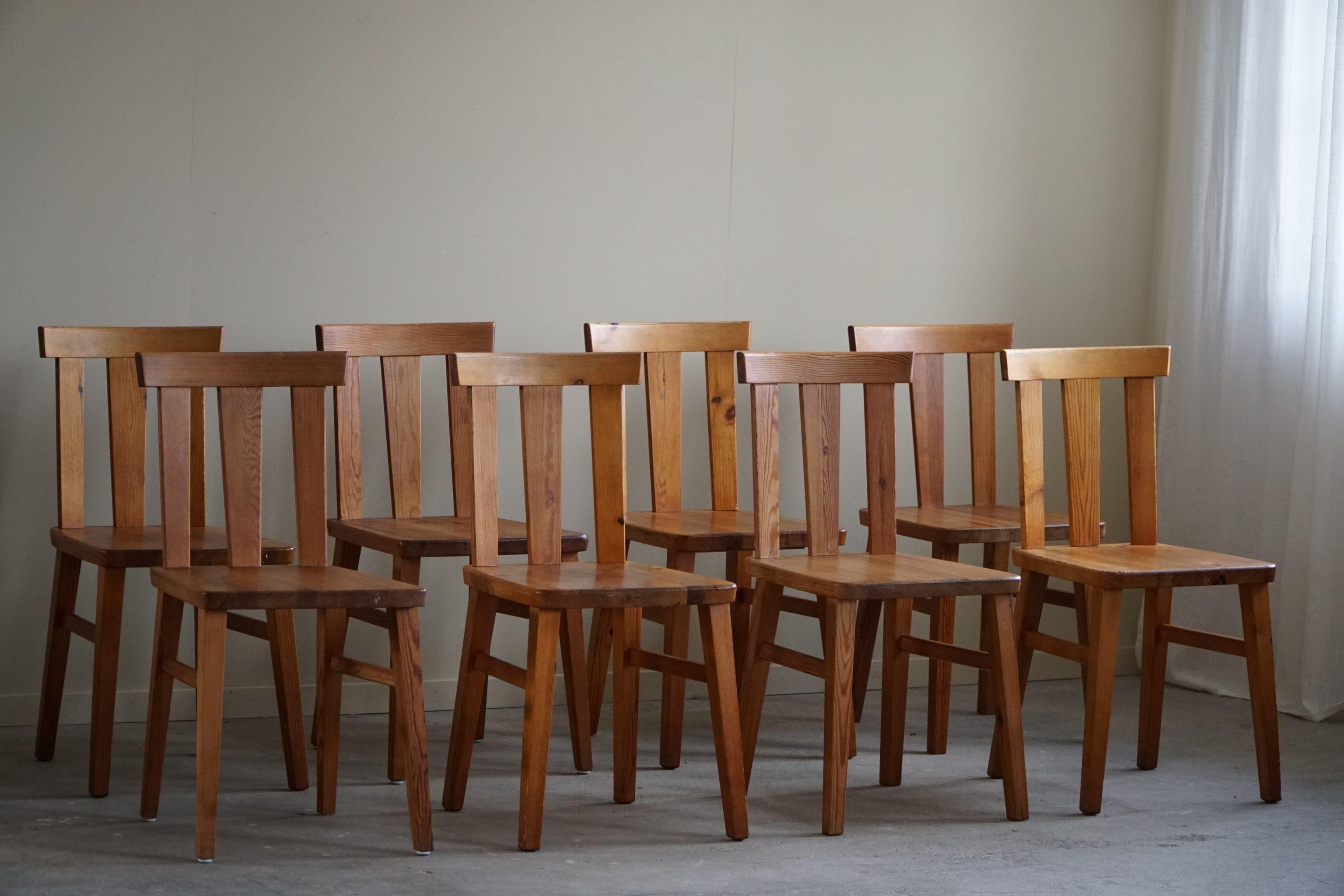 Schwedische Moderne, 8er-Set Stühle aus massivem Kiefernholz, Axel Einar Hjorth-Stil, 1950er-Jahre (20. Jahrhundert) im Angebot