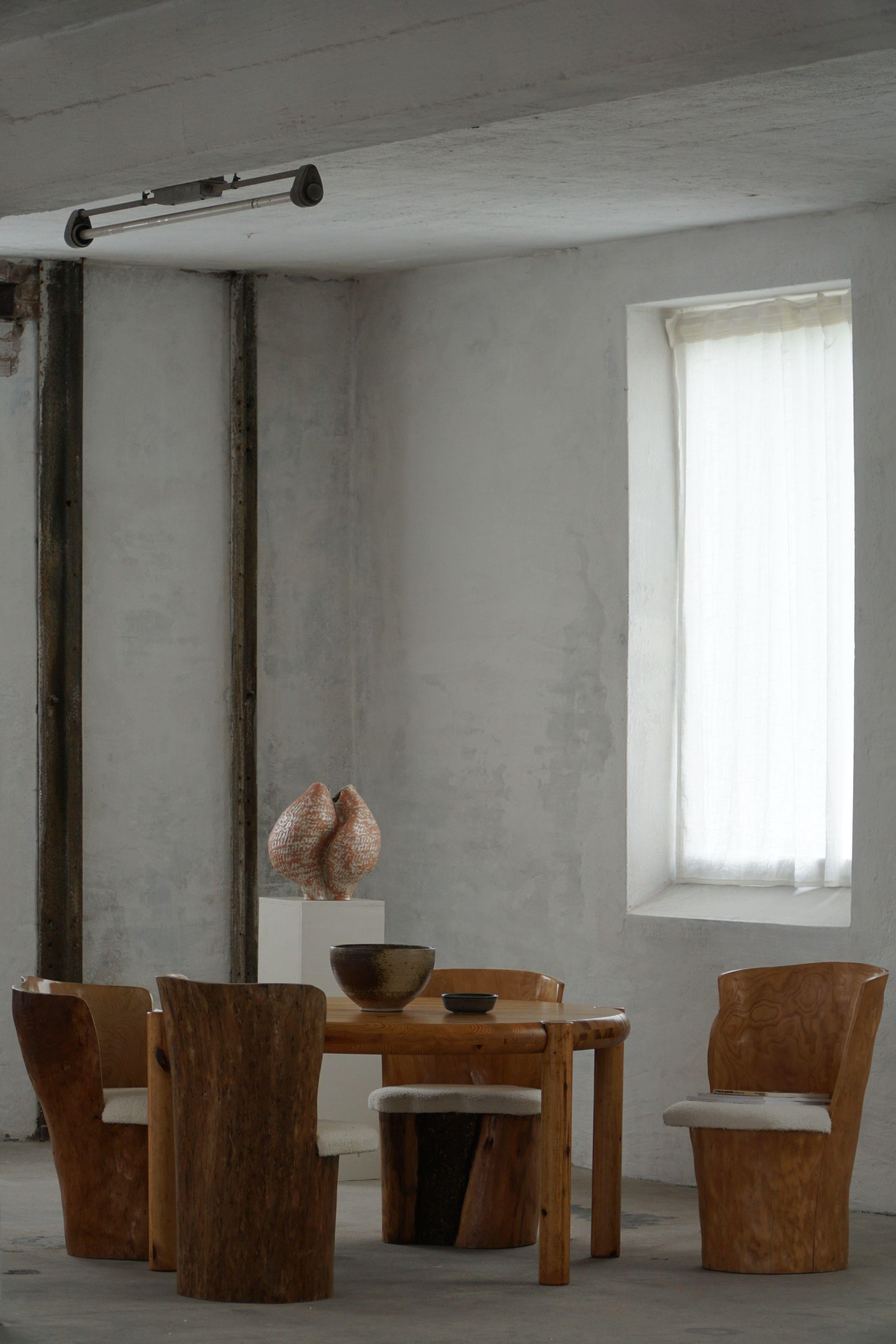 Ein wunderschönes Set aus vier skulpturalen Stump Chairs, die jeweils aus einem einzigen massiven Baumstamm handgeschnitzt sind. Diese organischen, monolithischen Formen heben die natürliche Maserung, die Äste und den einzigartigen Charakter des