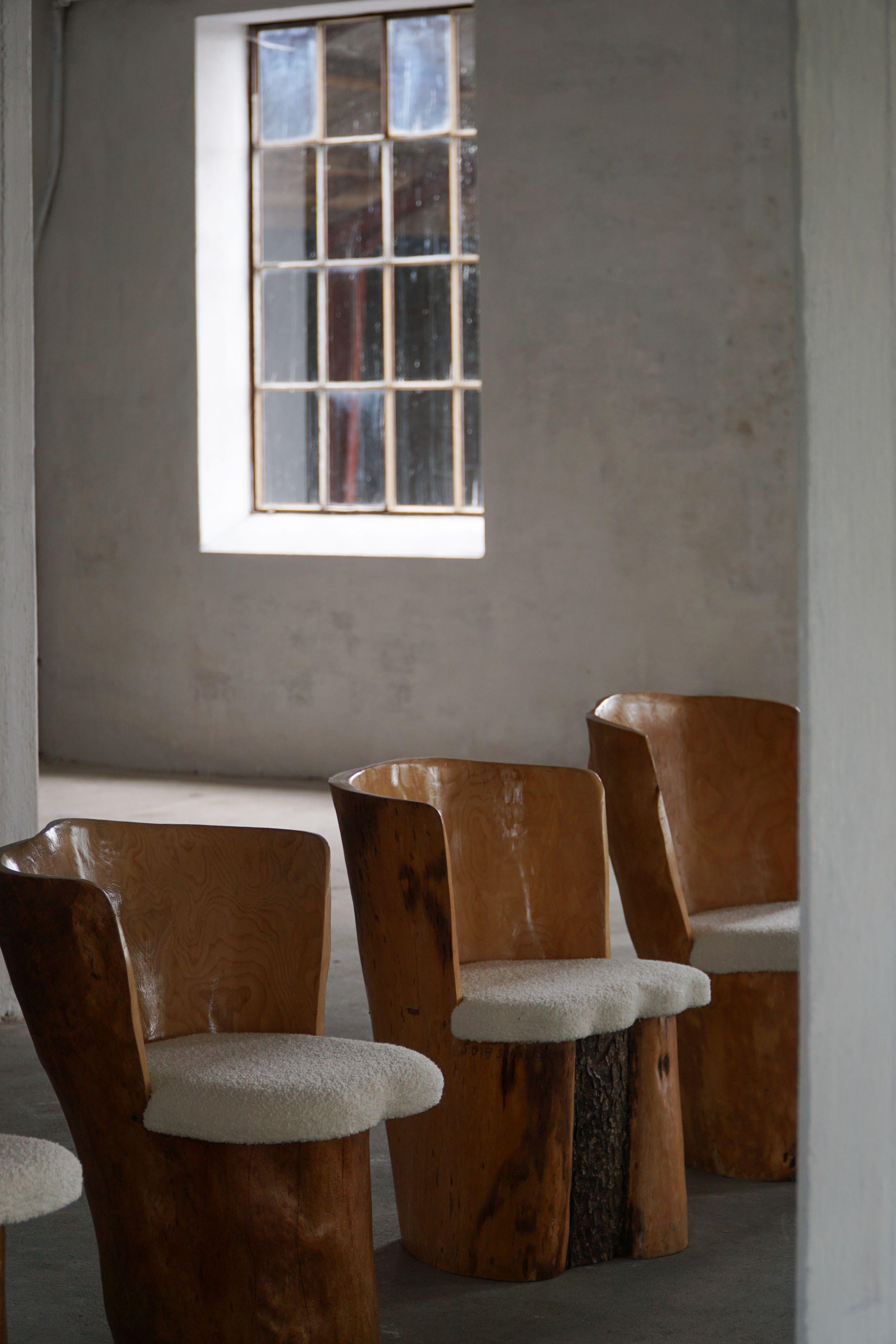 Schwedische Moderne, Satz von vier Stumpfstühlen, Massivholz mit Bouclé-Sitzen, 1960er Jahre (Primitiv) im Angebot