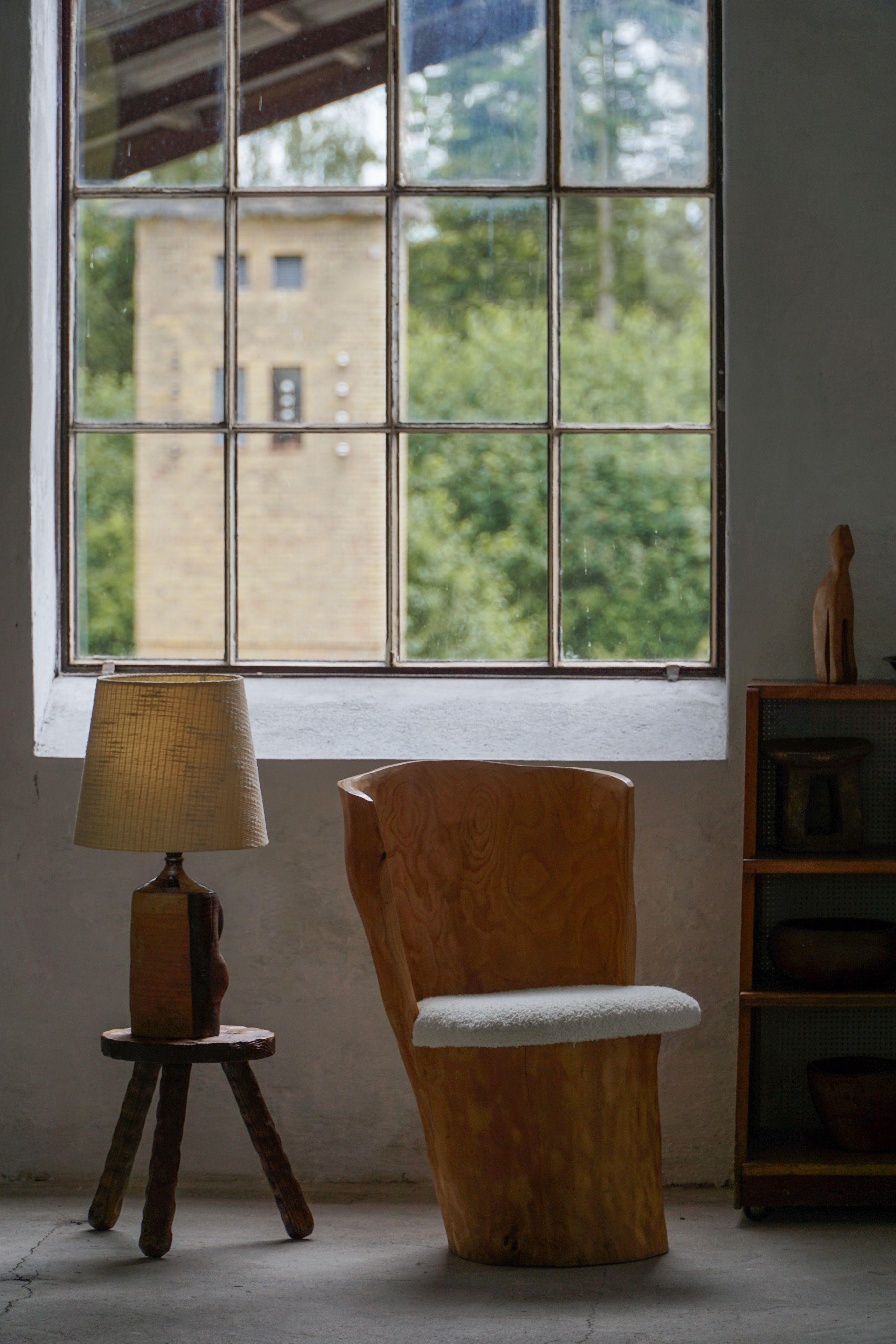 Schwedische Moderne, Satz von vier Stumpfstühlen, Massivholz mit Bouclé-Sitzen, 1960er Jahre (Handgeschnitzt) im Angebot