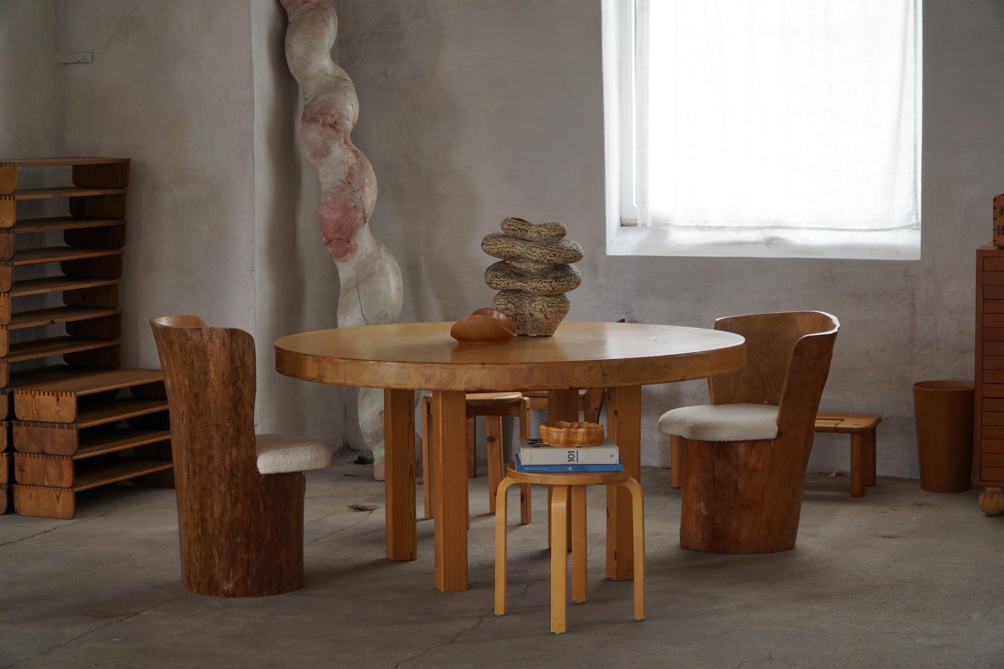 Schwedische Moderne, Satz von vier Stumpfstühlen, Massivholz mit Bouclé-Sitzen, 1960er Jahre (Kiefernholz) im Angebot