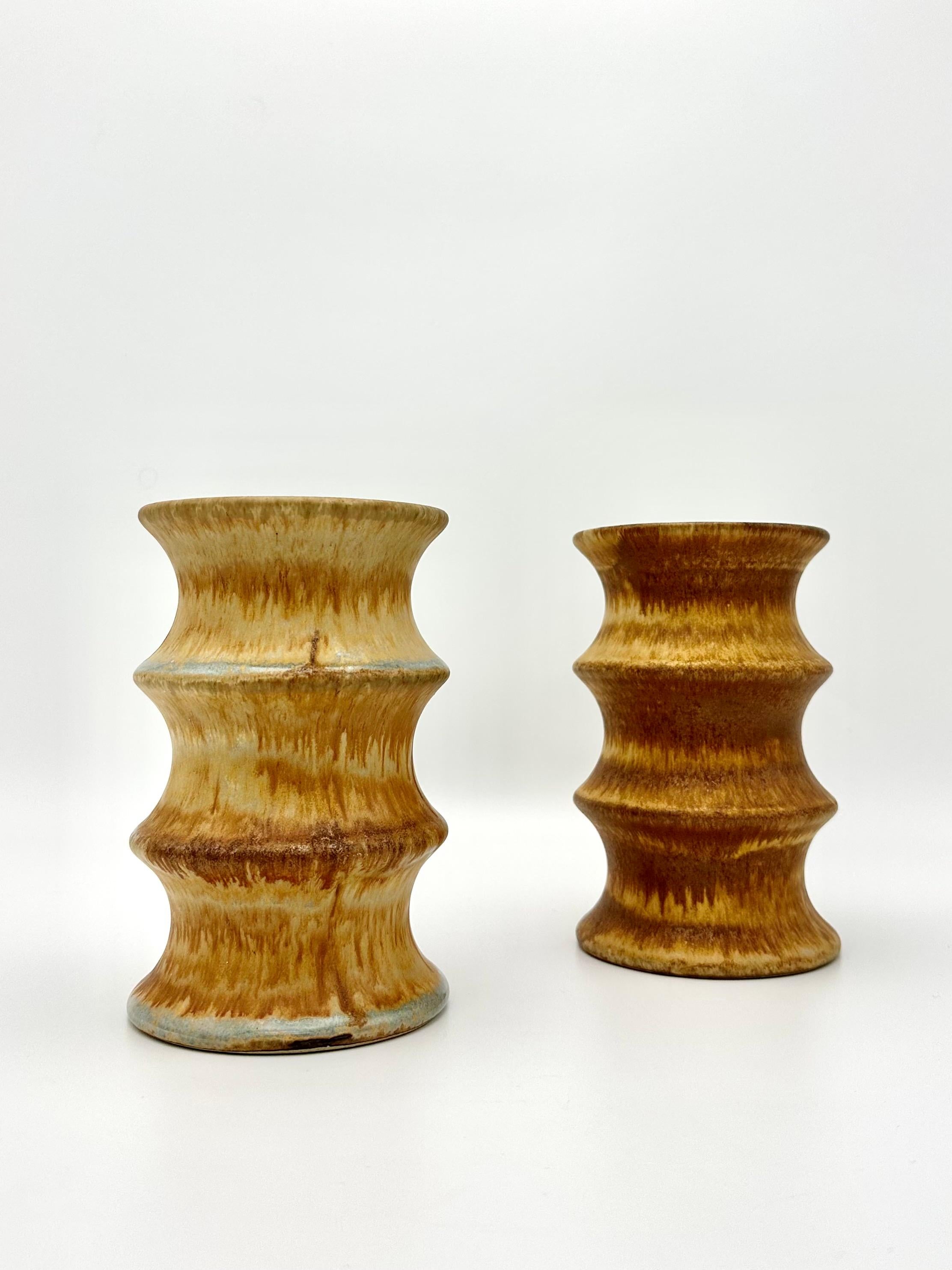Ensemble de deux vases sculpturaux en grès de style moderne du milieu du siècle, à la forme abstraite et à la glaçure mate très artistique de couleur marron et turquoise. Exécuté par Bruno Karlsson pendant son séjour à 