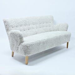 Moderne suédois, canapé en peau de mouton, années 1940