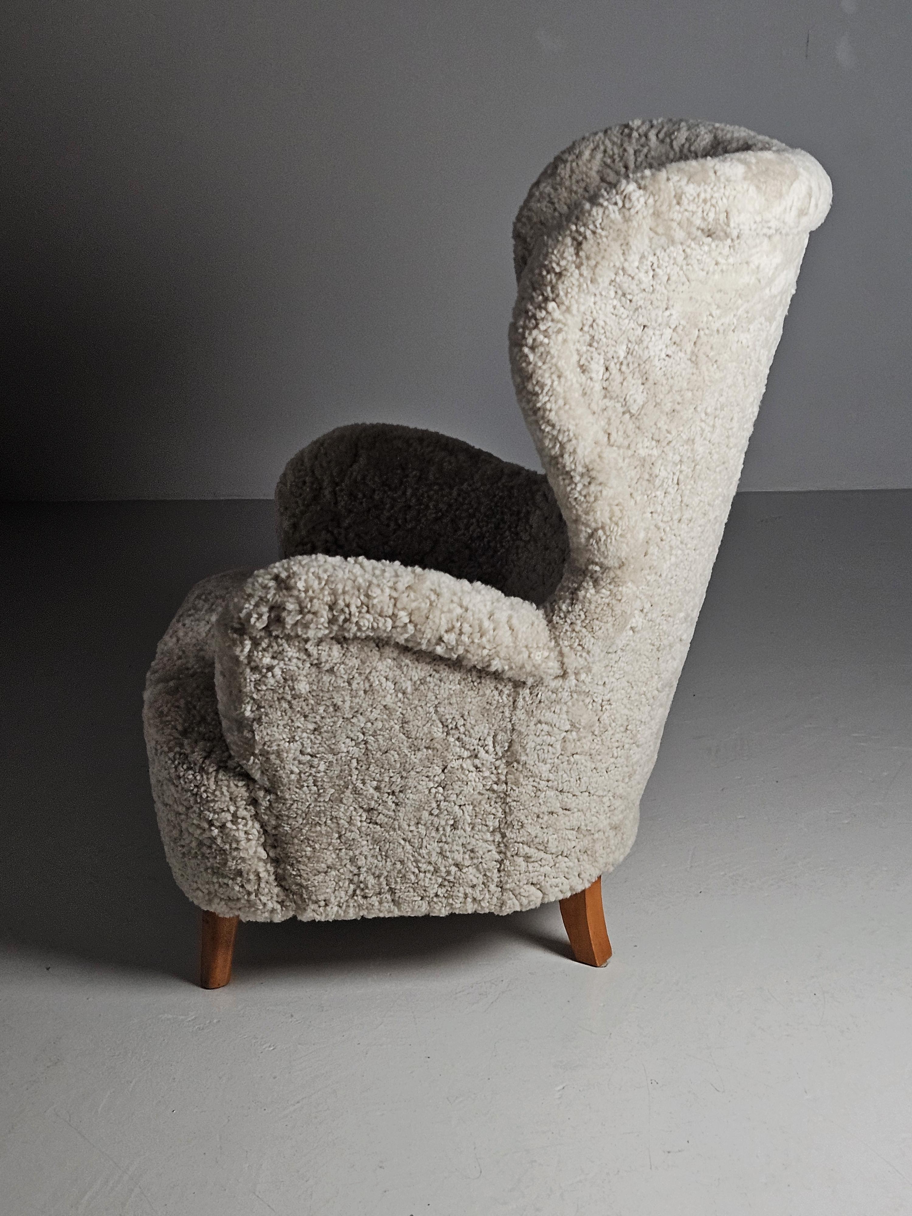 Swedish modern sheepskin easy chair in the style of Otto Schulz, 1950s In Good Condition In Eskilstuna, SE