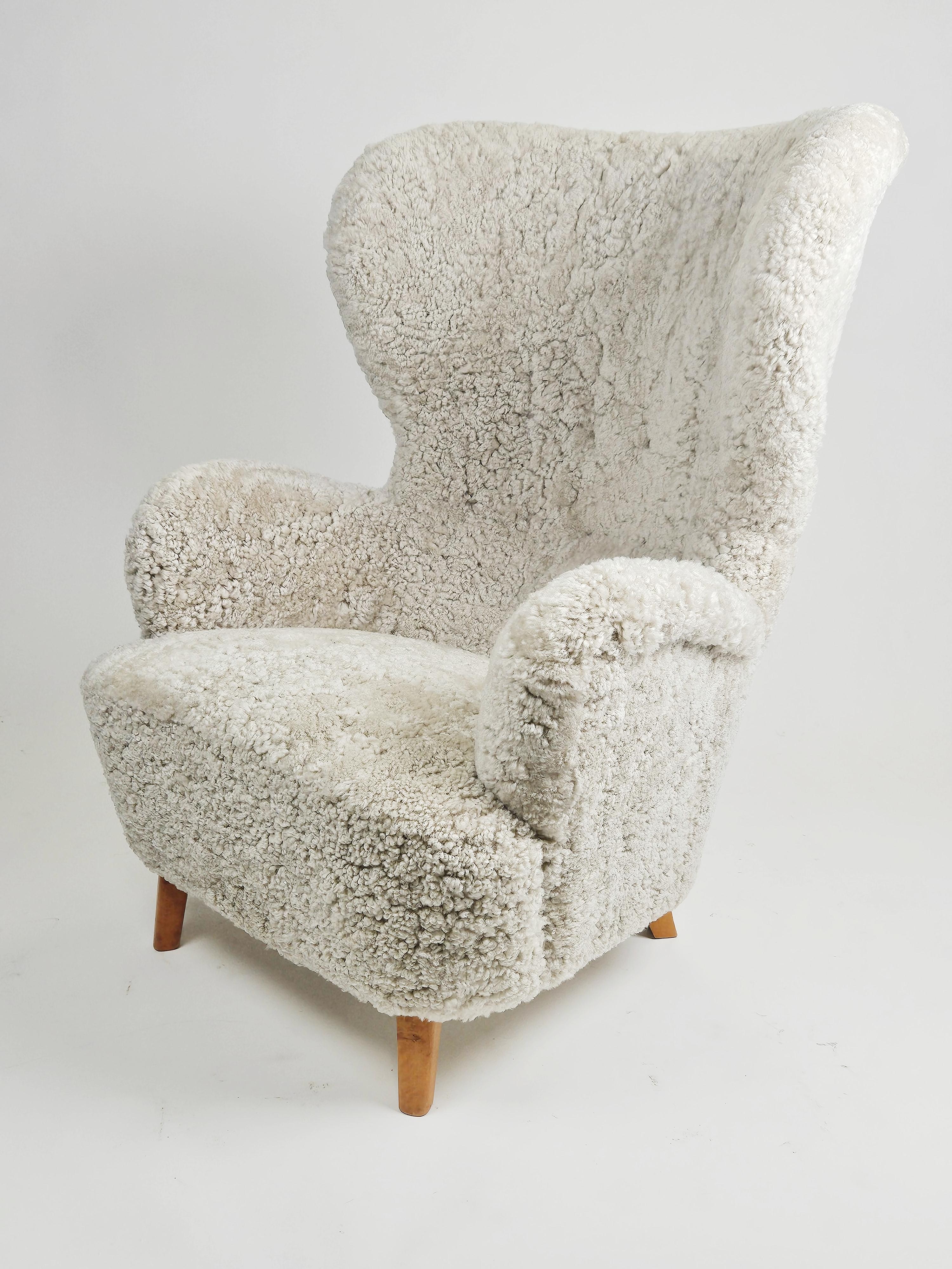 Schwedischer moderner Sessel aus Schafsleder im Stil von Otto Schulz, 1950er Jahre (Schaffell und Schafleder) im Angebot