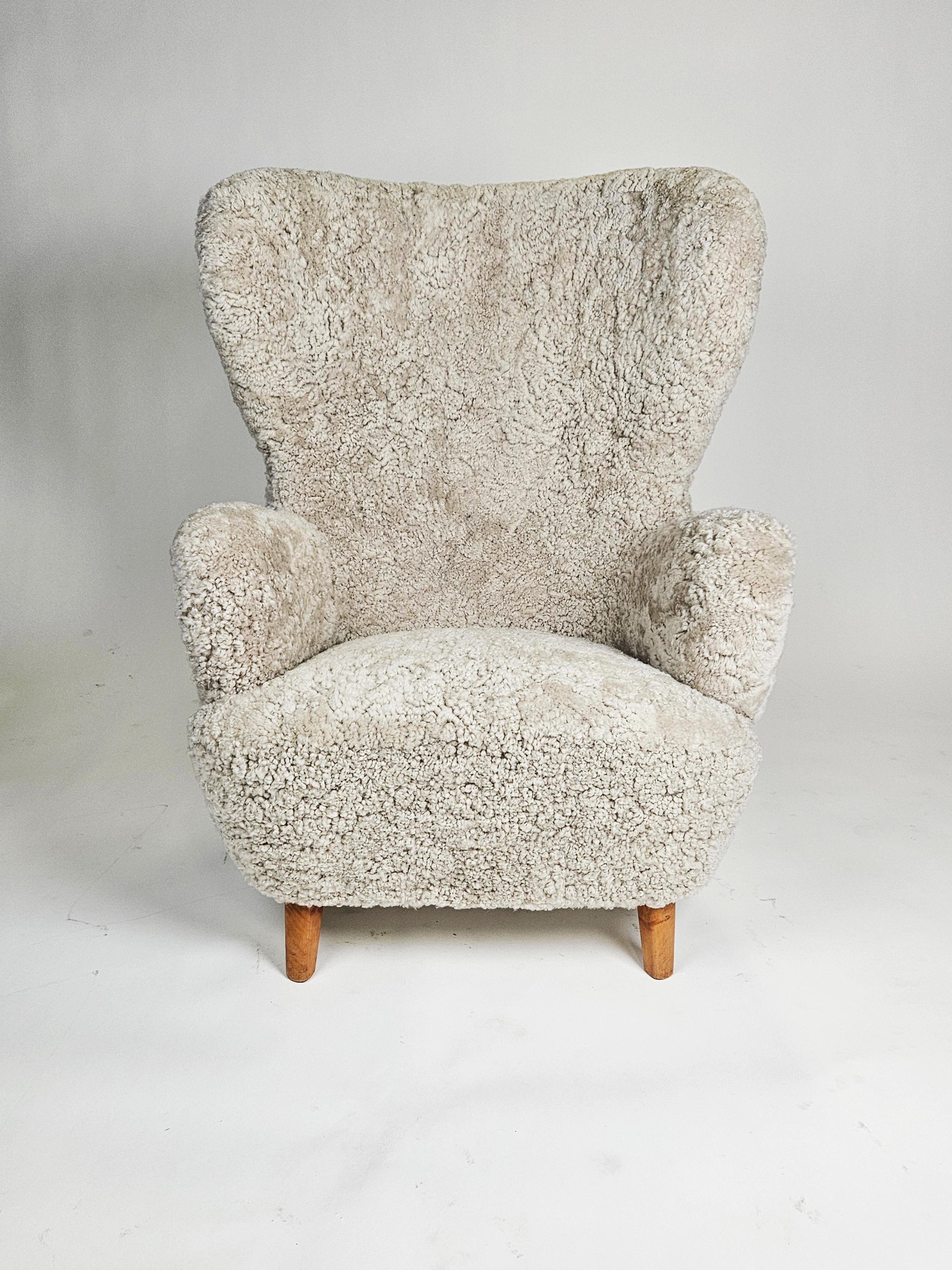 Schwedischer moderner Sessel aus Schafsleder im Stil von Otto Schulz, 1950er Jahre im Angebot 1
