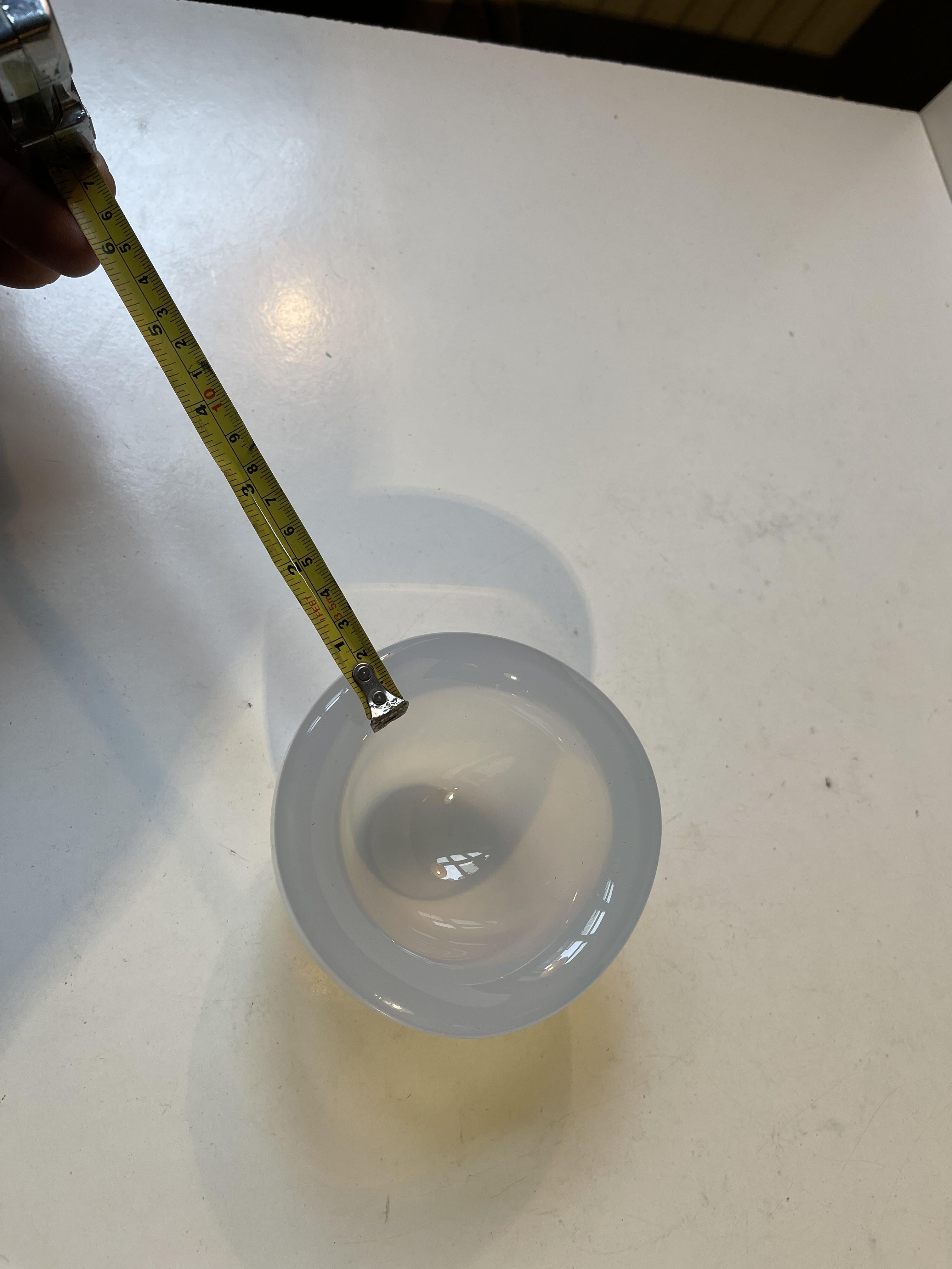 Piccola ciotola opalescente moderna svedese di Sven Palmqvist per Orrefors, anni '50 in vendita 2