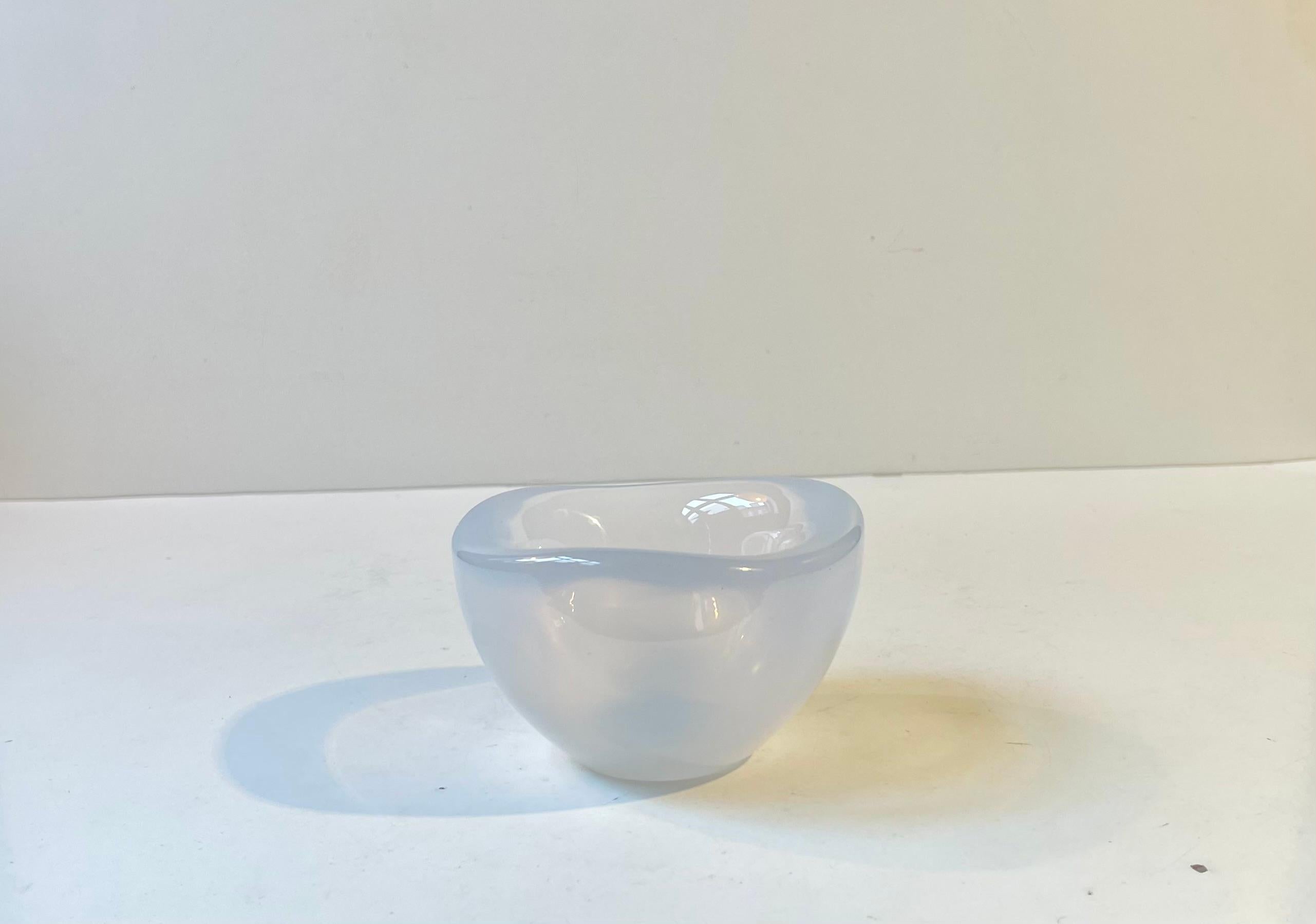 Piccola ciotola in vetro artistico opalescente dalla forma organica e spessa. Si chiama Selena 3090/1 ed è stata disegnata da Sven Palmqvist e prodotta da Orrefors in Svezia negli anni Cinquanta. Un pezzo molto tattile e fluido che sembra quasi una