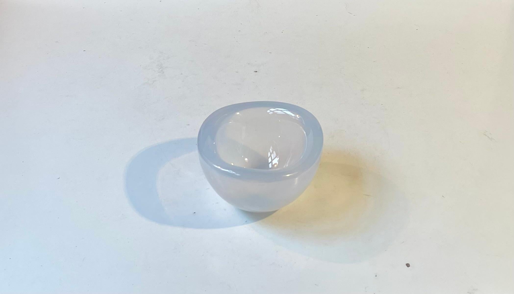 Mid-Century moderno Piccola ciotola opalescente moderna svedese di Sven Palmqvist per Orrefors, anni '50 in vendita