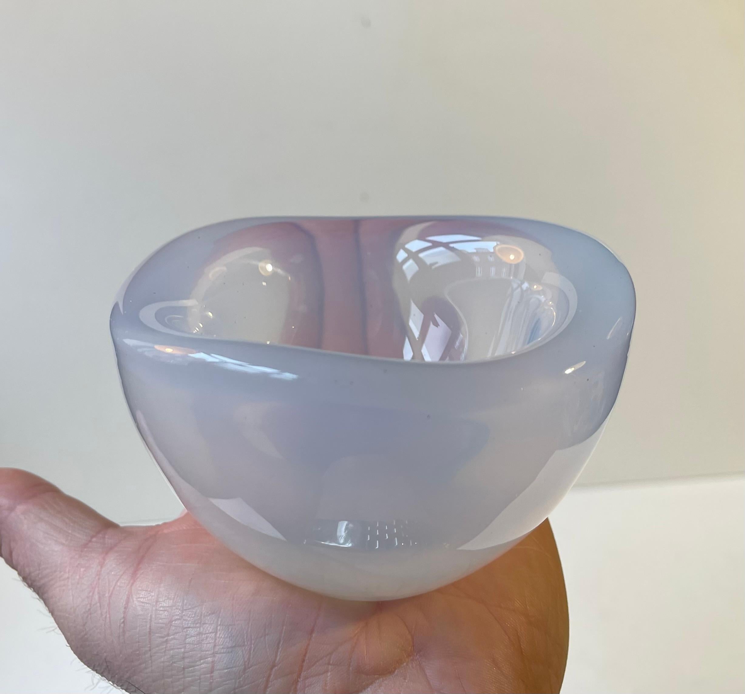 Svedese Piccola ciotola opalescente moderna svedese di Sven Palmqvist per Orrefors, anni '50 in vendita