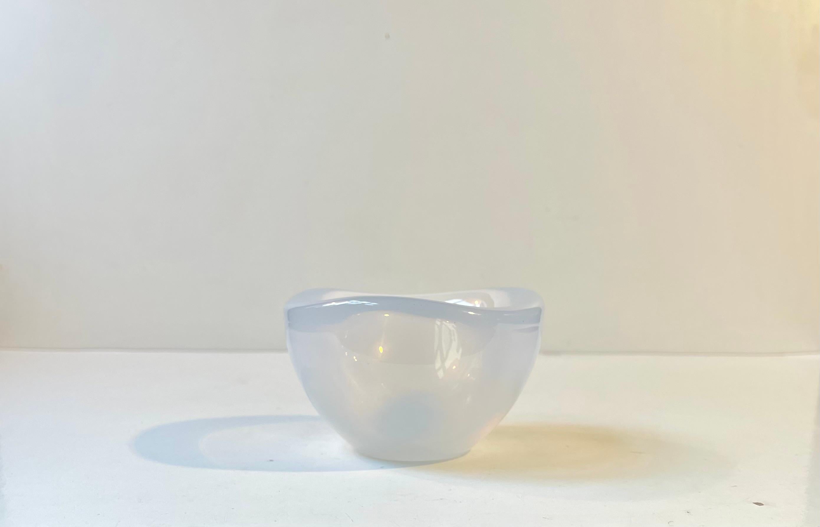 Vetro artistico Piccola ciotola opalescente moderna svedese di Sven Palmqvist per Orrefors, anni '50 in vendita