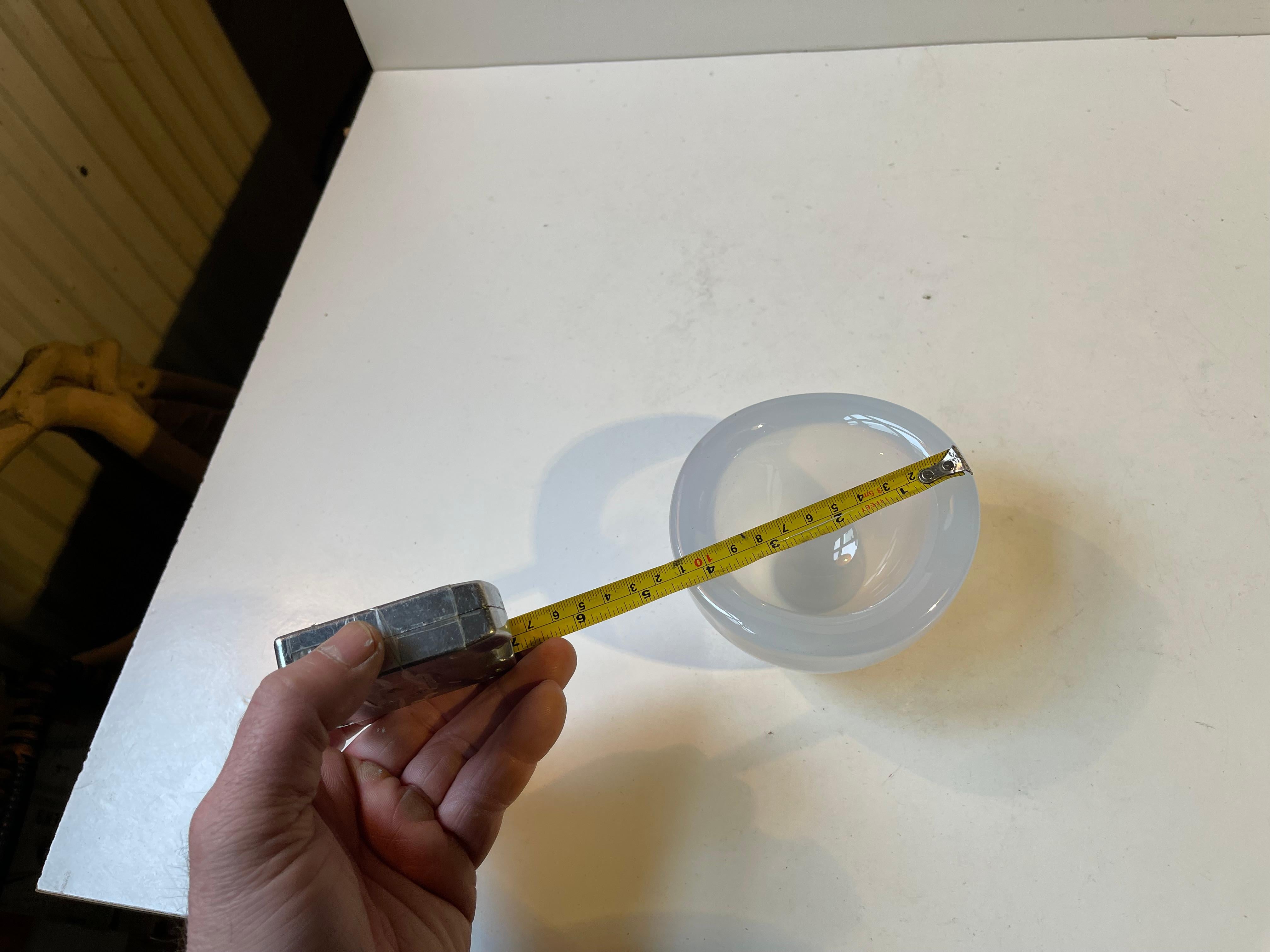 Piccola ciotola opalescente moderna svedese di Sven Palmqvist per Orrefors, anni '50 in vendita 1