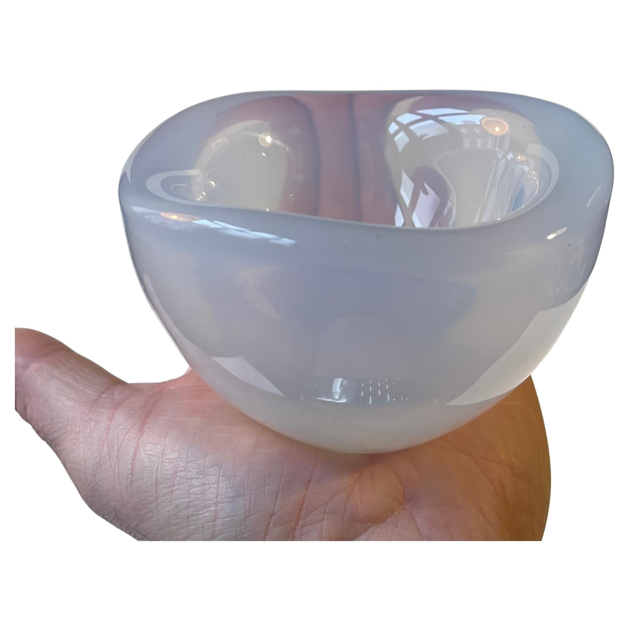 Piccola ciotola opalescente moderna svedese di Sven Palmqvist per Orrefors, anni 
50 in vendita