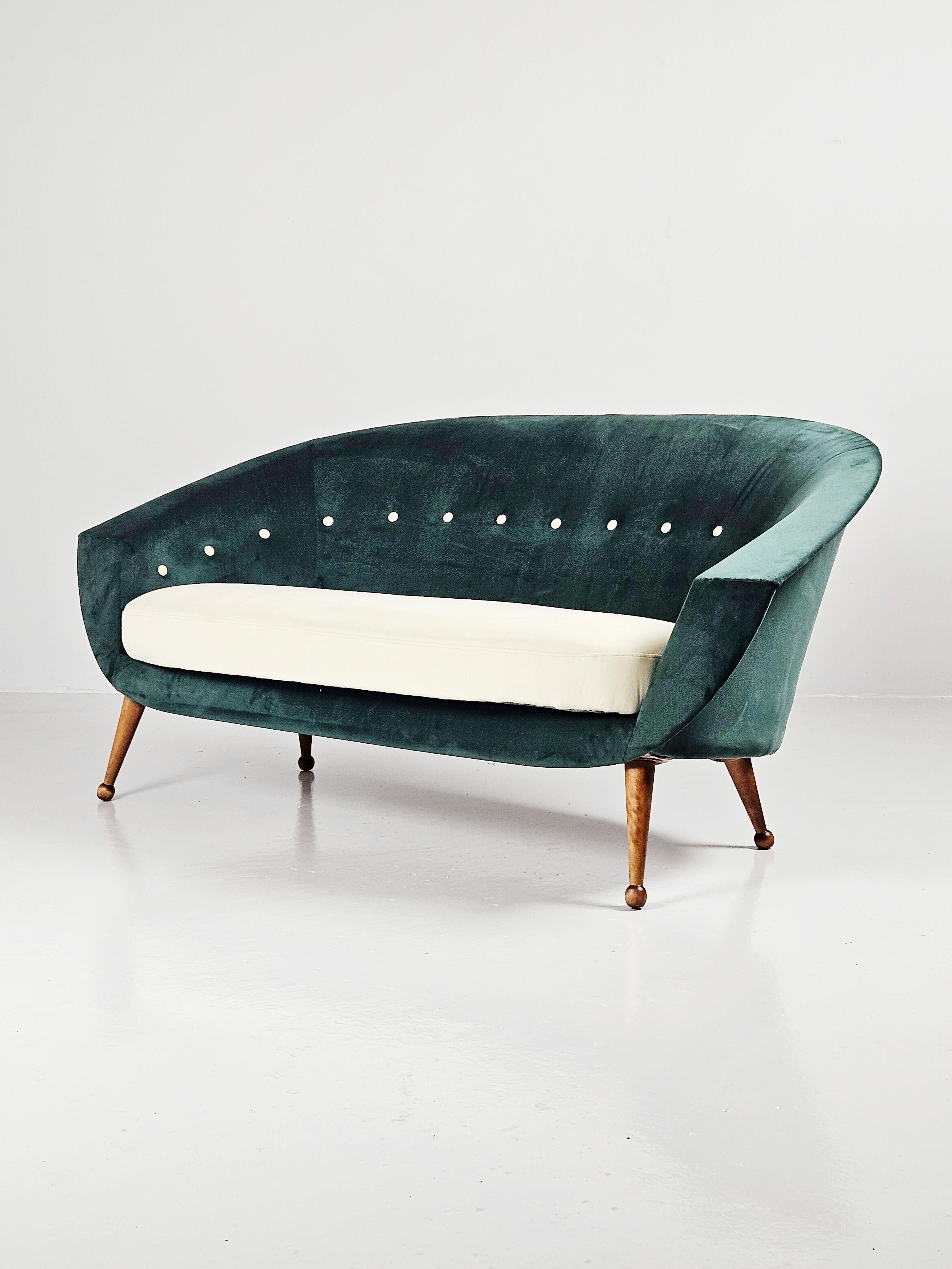 Rare sofa model 'Tellus' designed by Folke Jansson and produced by SM Wincrantz, Sweden, during the 1960s. 

Sculptural legs of beech and upholstered in two different tones of green fabric. 