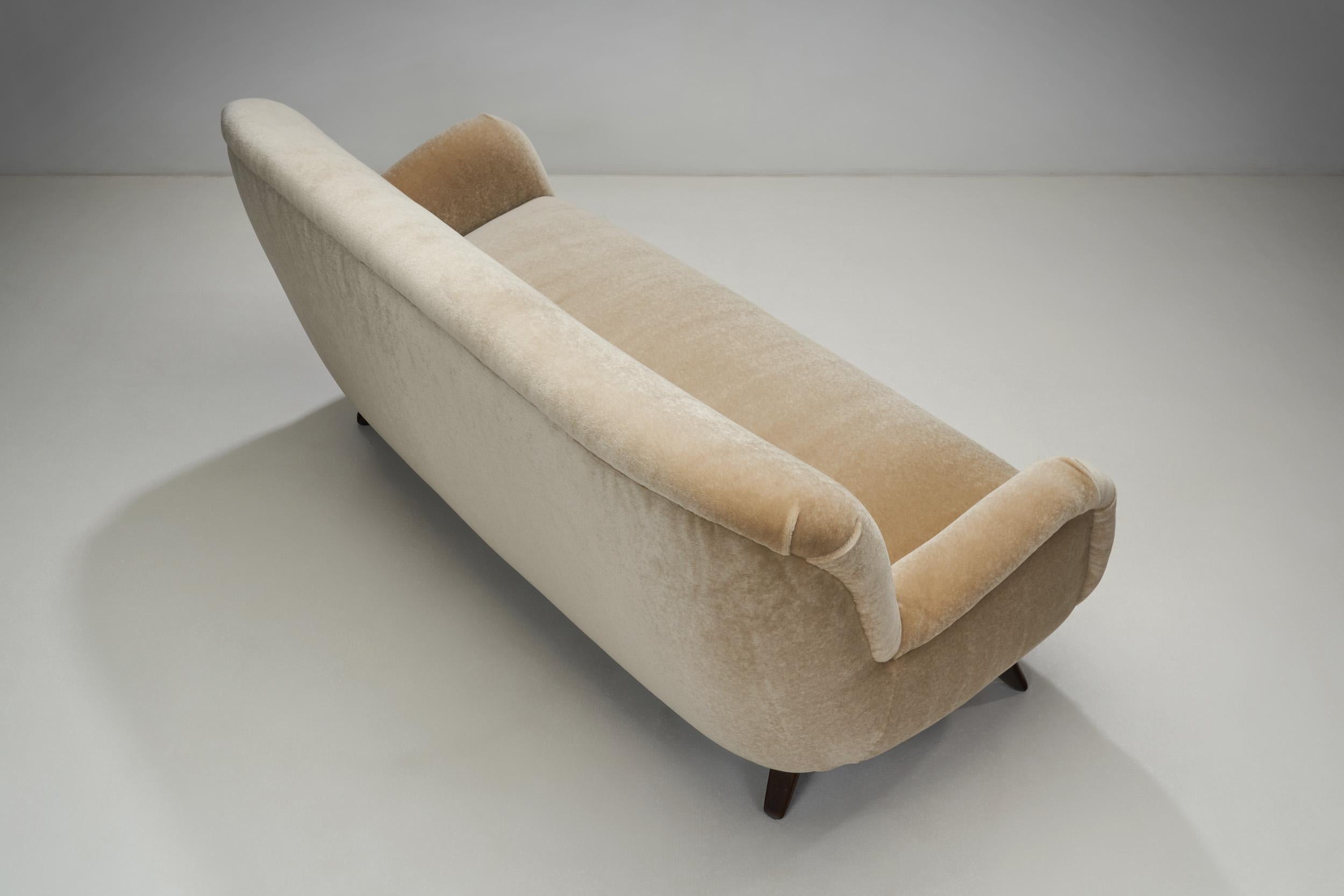 Mid-20th Century Swedish Modern Sofa with Cherry Wood Legs, Sweden 1950s For Sale