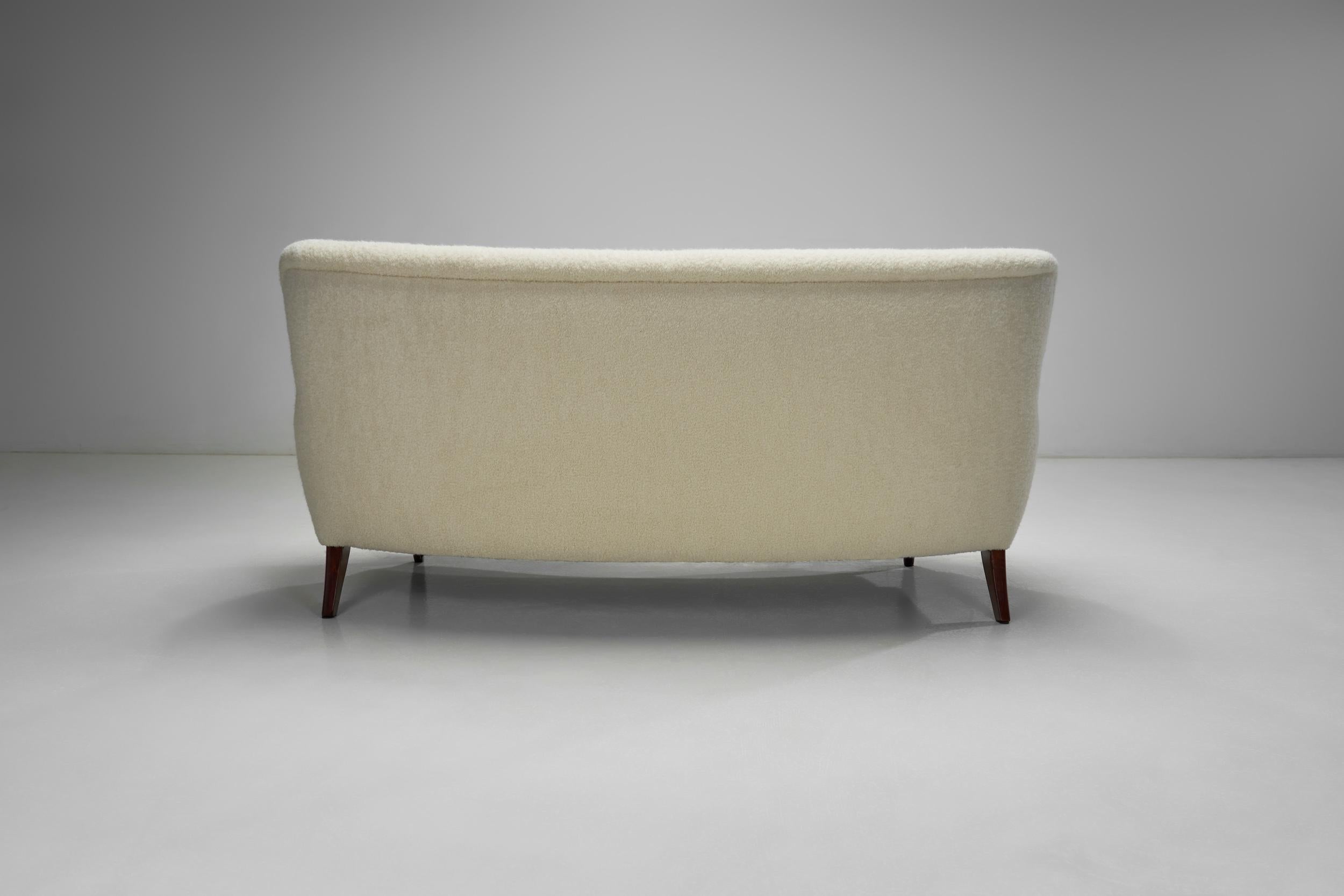 Canapé moderne suédois avec cadre en chêne teinté et tapissé de blanc, Suède, années 1940 en vente 7