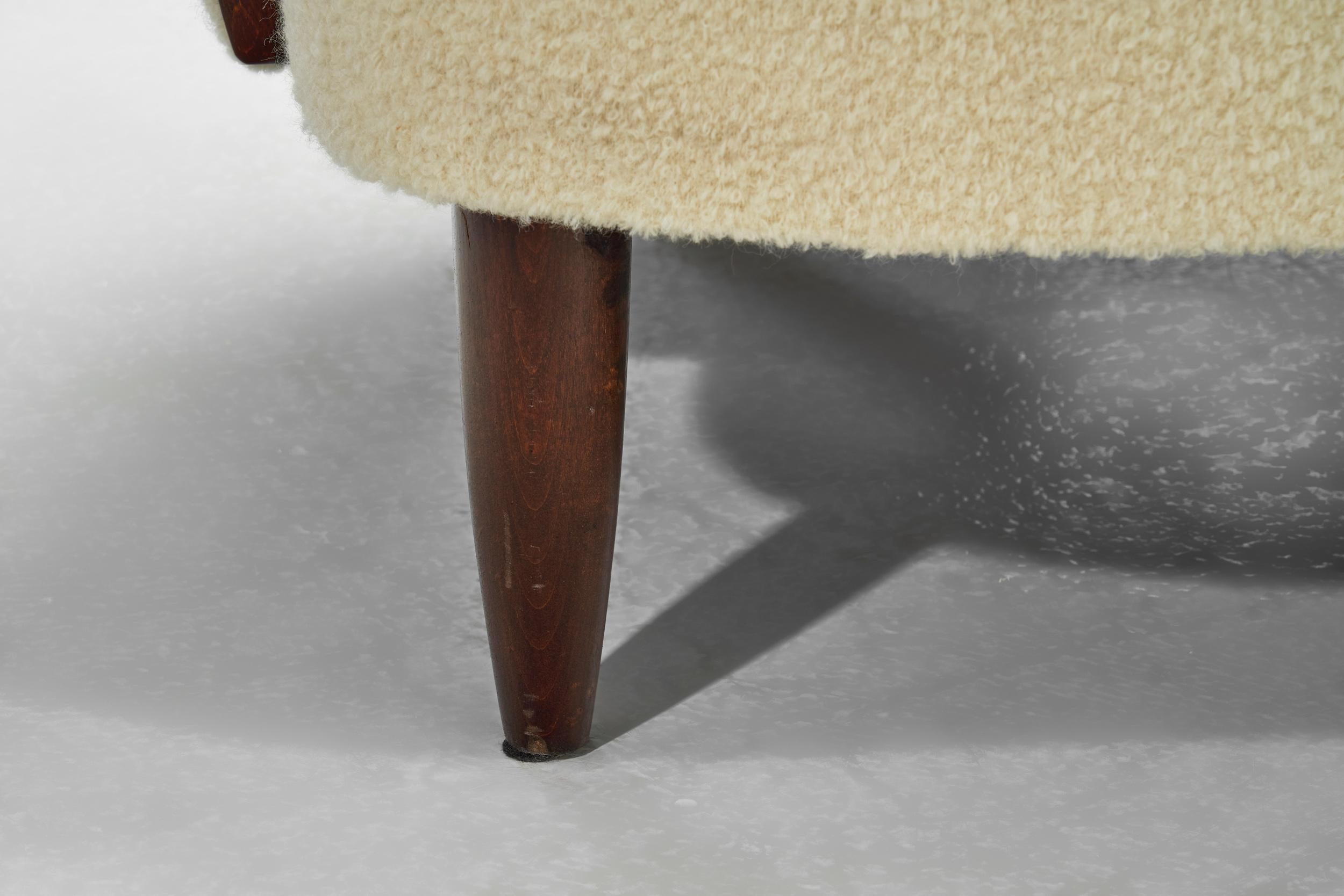 Canapé moderne suédois avec cadre en chêne teinté et tapissé de blanc, Suède, années 1940 en vente 9
