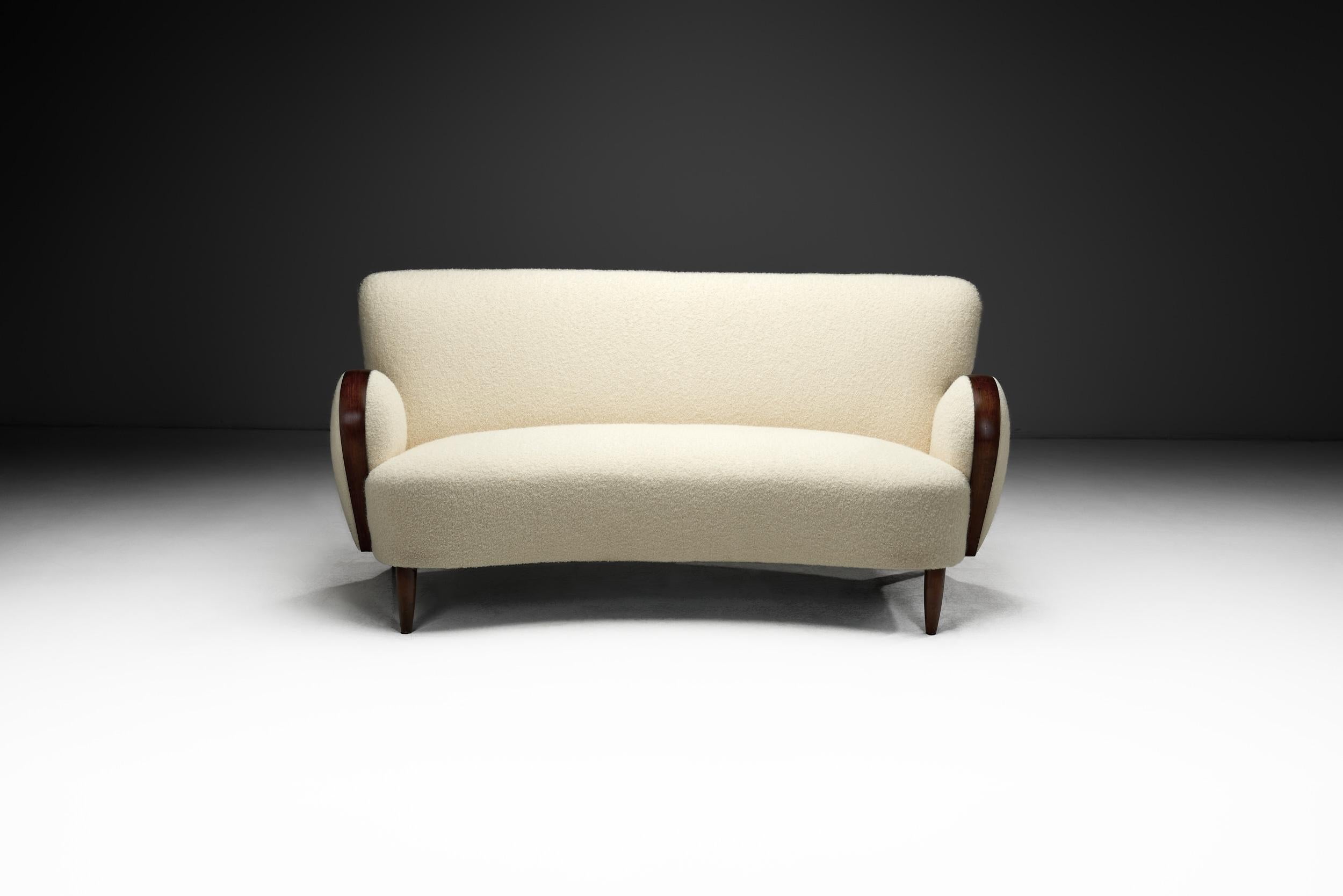 Scandinave moderne Canapé moderne suédois avec cadre en chêne teinté et tapissé de blanc, Suède, années 1940 en vente