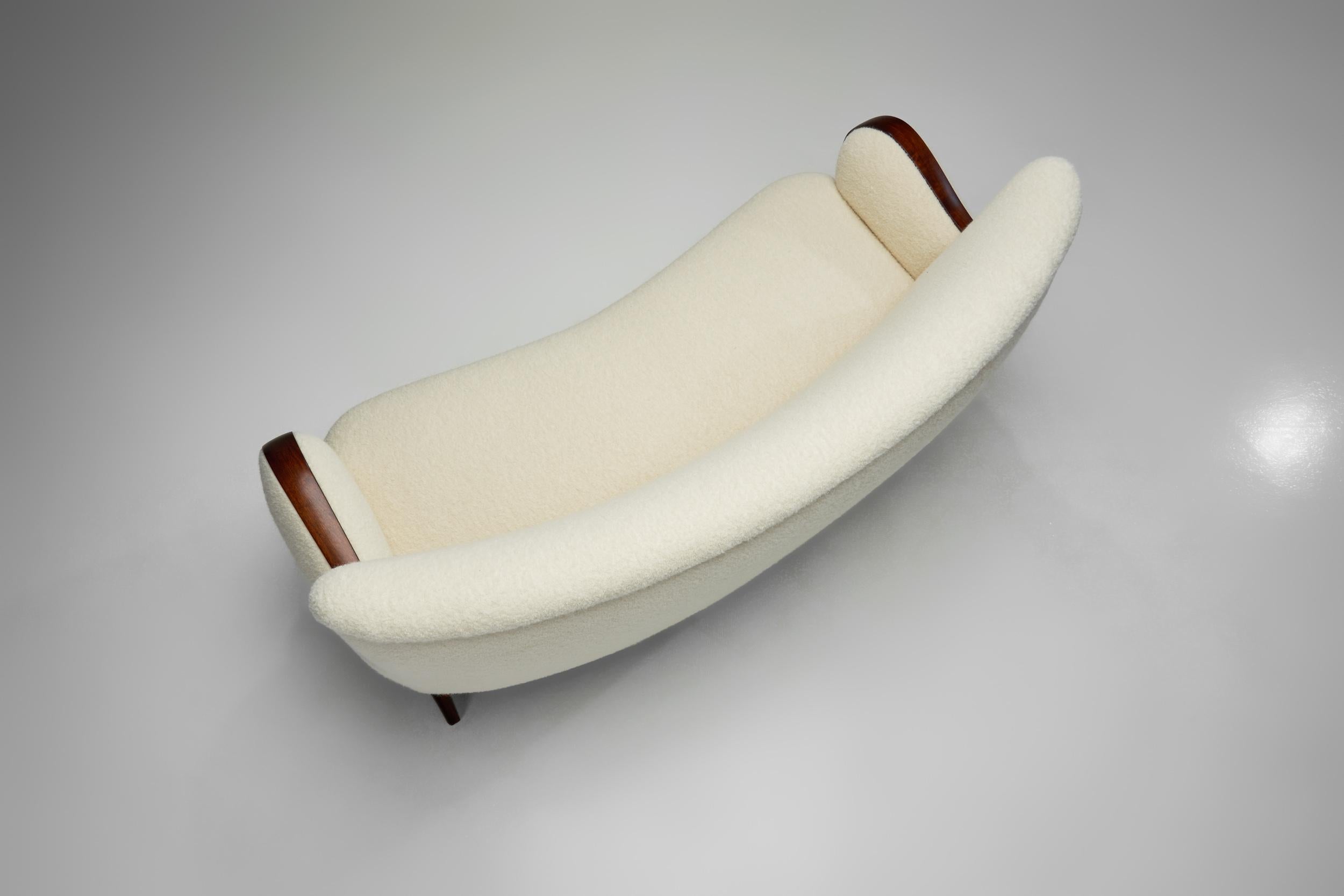 Milieu du XXe siècle Canapé moderne suédois avec cadre en chêne teinté et tapissé de blanc, Suède, années 1940 en vente