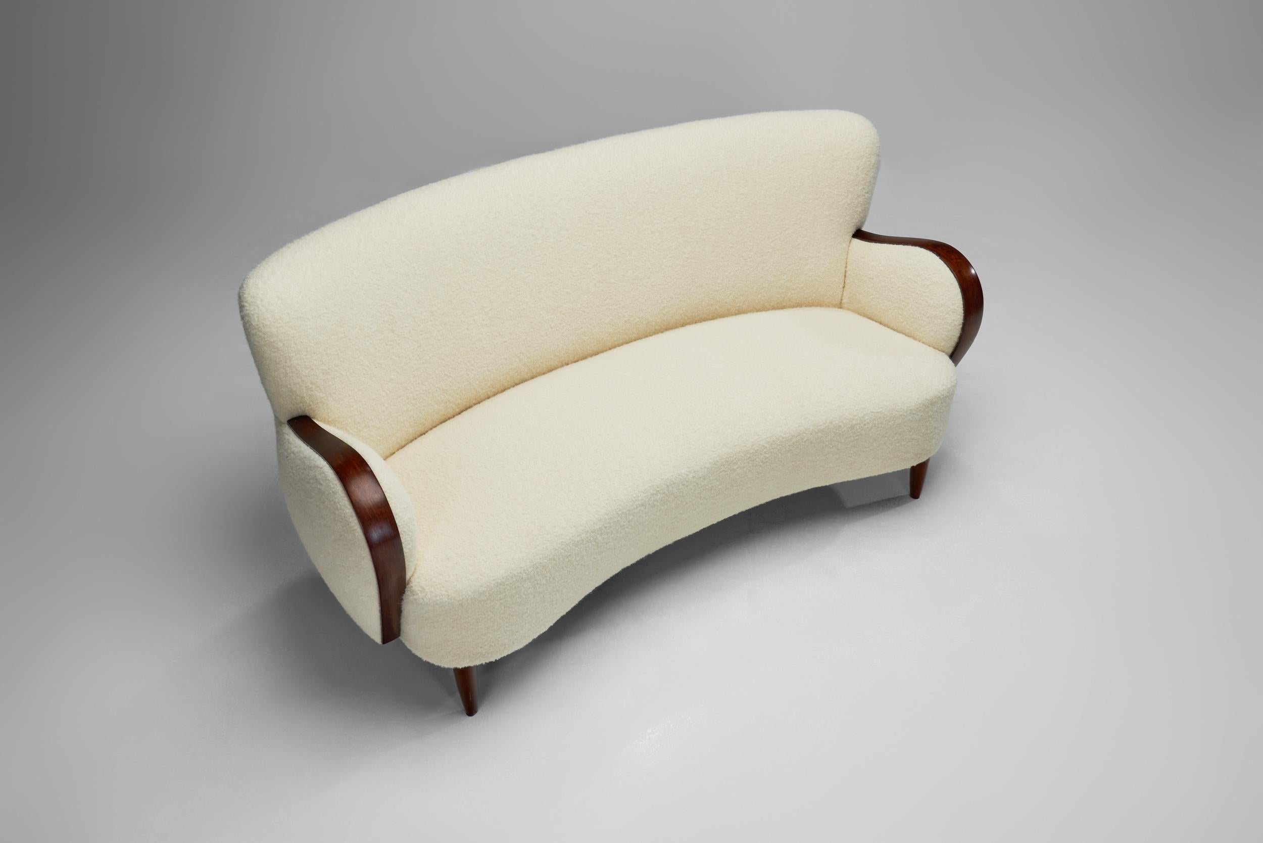 Chêne Canapé moderne suédois avec cadre en chêne teinté et tapissé de blanc, Suède, années 1940 en vente