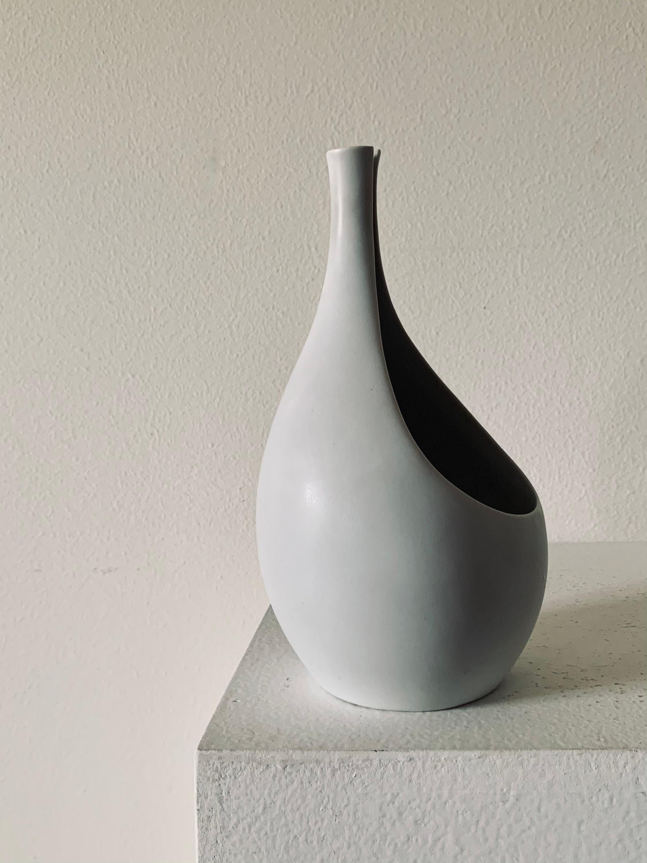 Hand-Crafted Swedish Modern Stoneware Pungo Vase and Veckla Bowl by Stig Lindberg Gustavsberg For Sale