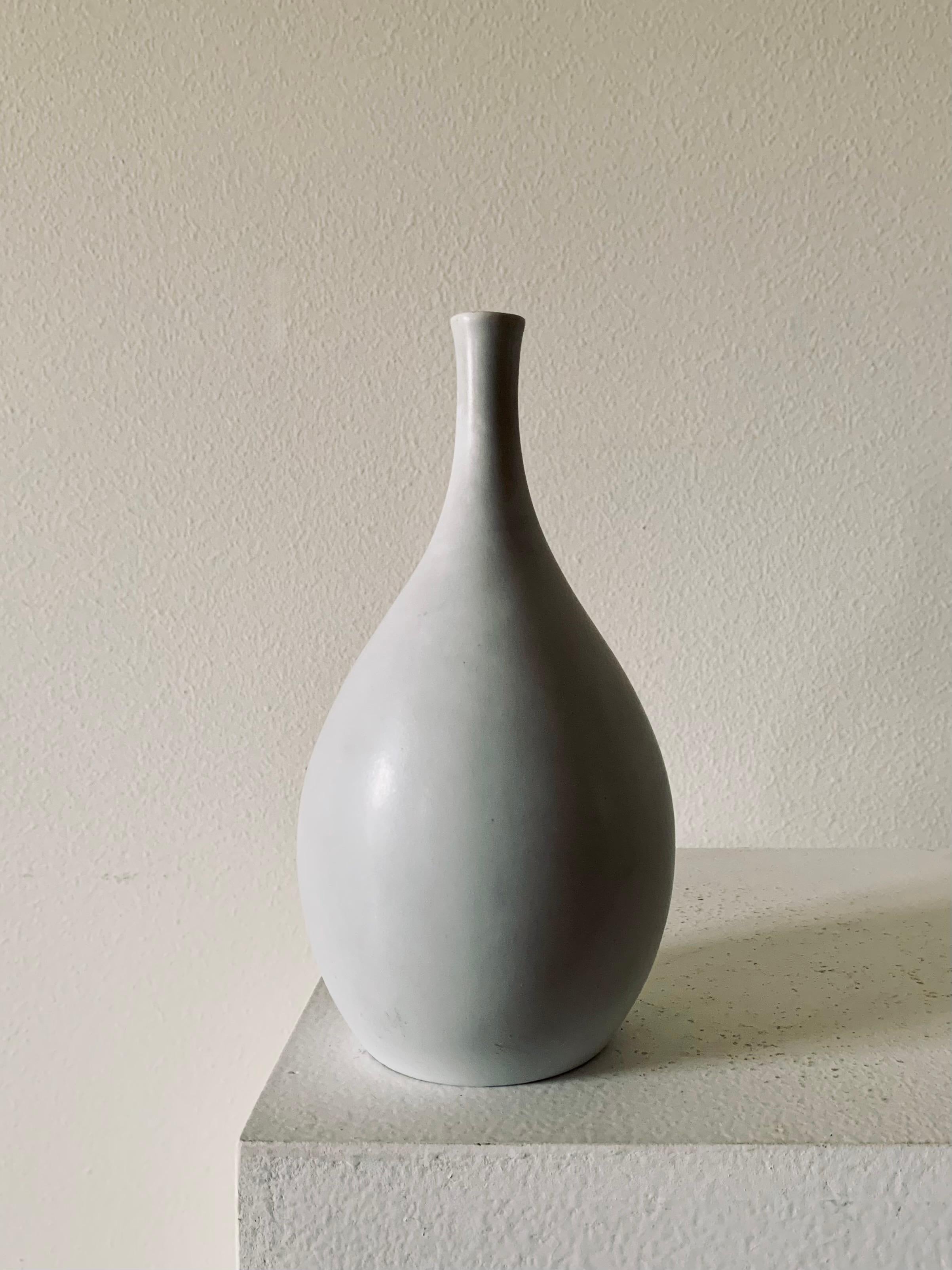 Swedish Modern Stoneware Pungo Vase and Veckla Bowl by Stig Lindberg Gustavsberg In Good Condition For Sale In Bromma, Stockholms län