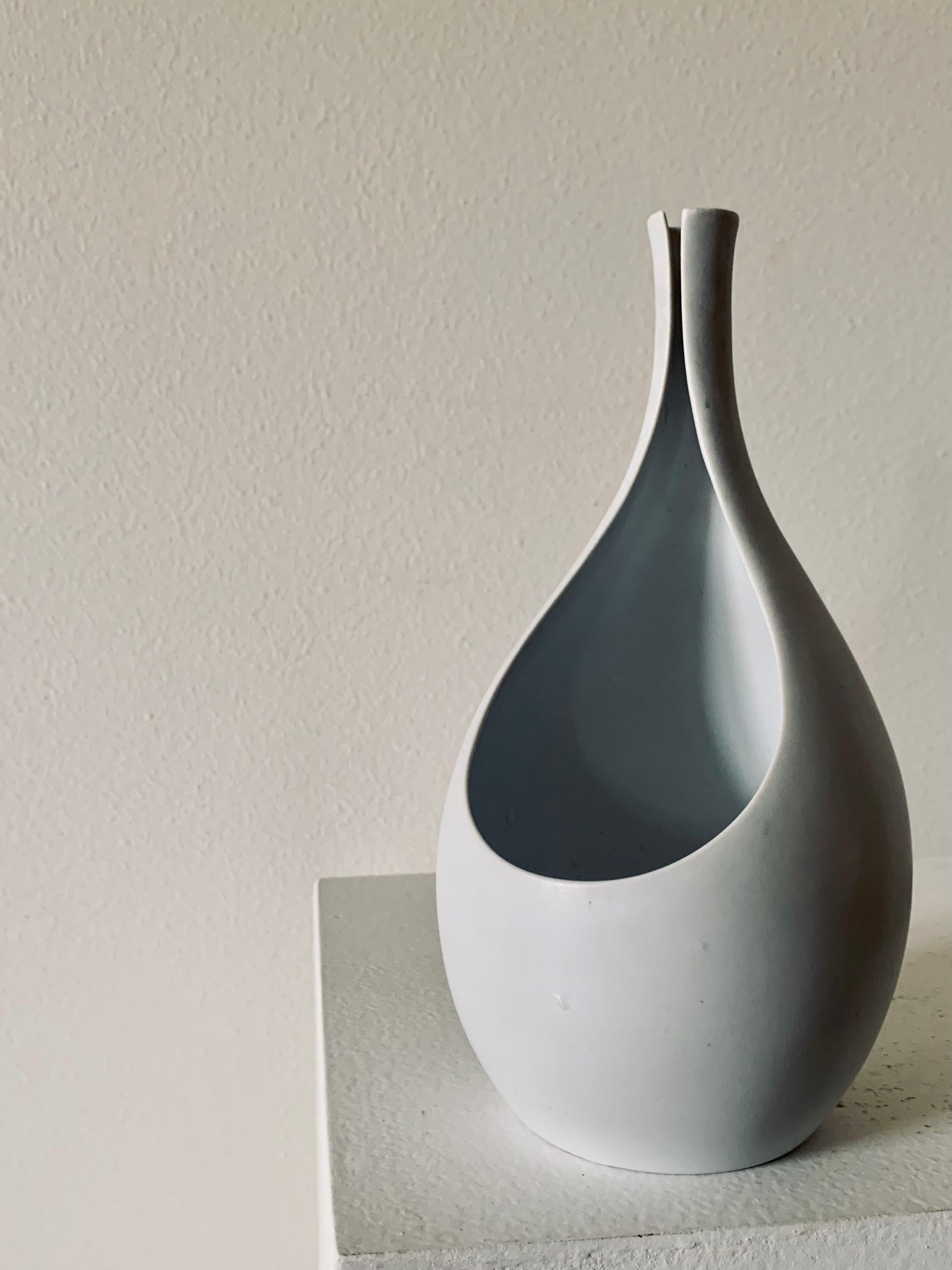 Mid-20th Century Swedish Modern Stoneware Pungo Vase and Veckla Bowl by Stig Lindberg Gustavsberg For Sale