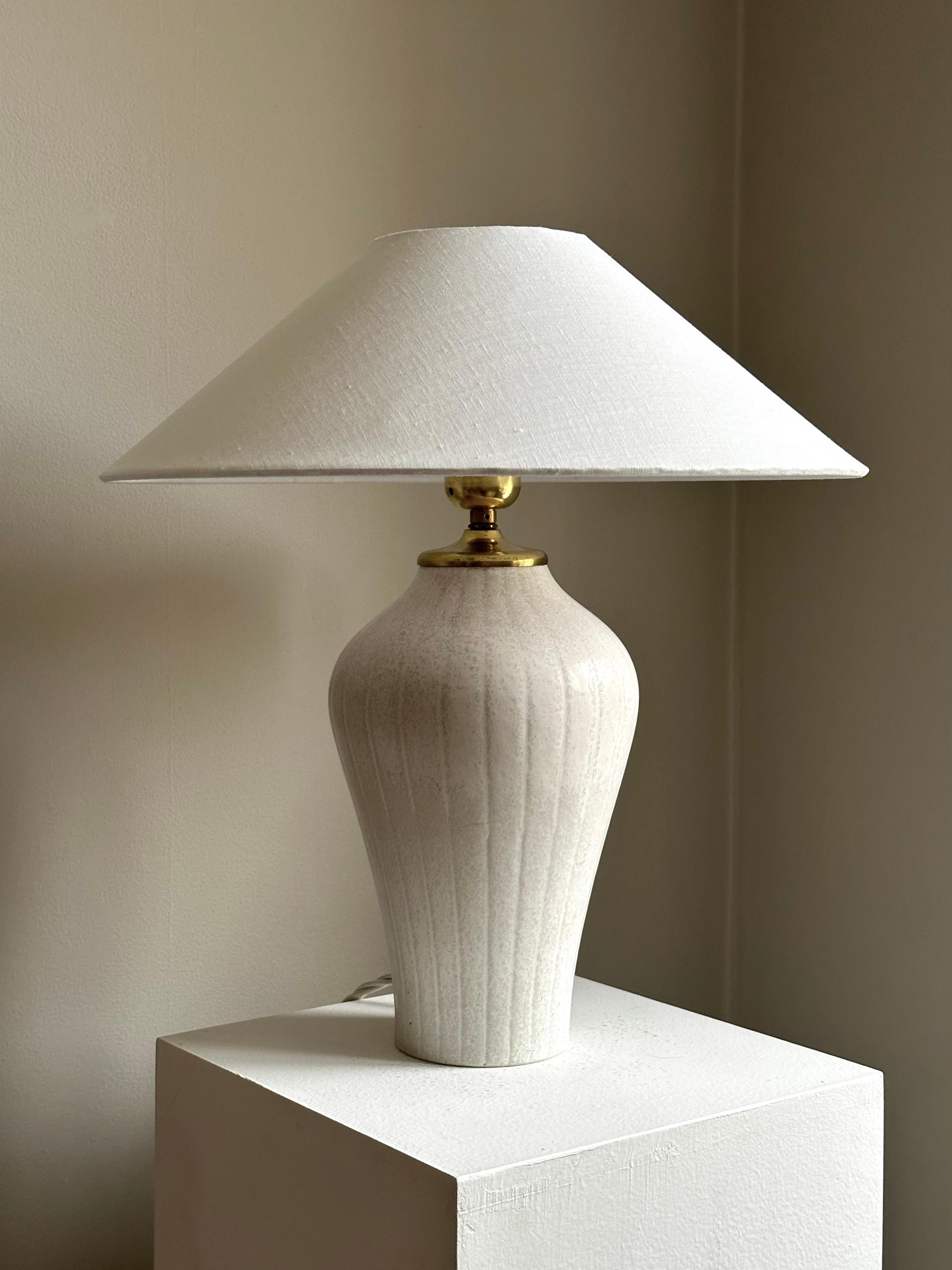 Mid-20th Century Swedish Modern Stoneware Table Lamp designed by Gunnar Nylund, Rörstrand, 1940s