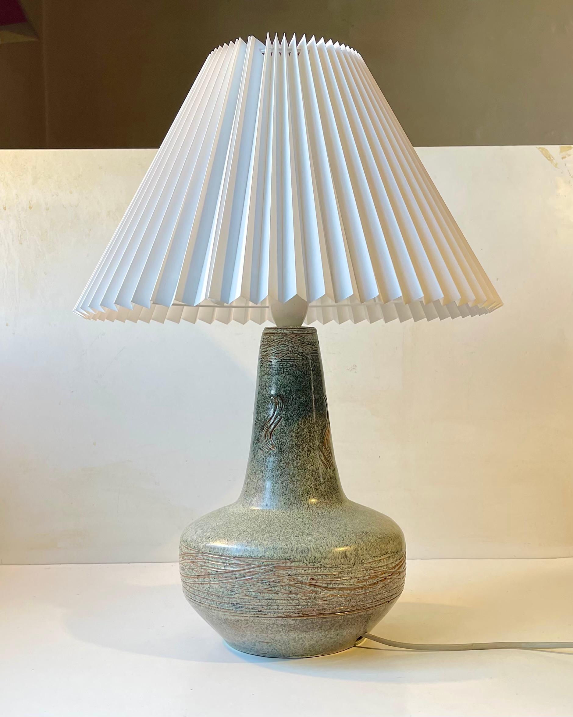 Lampe de table moderne suédoise en grès émaillé vert poussiéreux, 1970 en vente 2