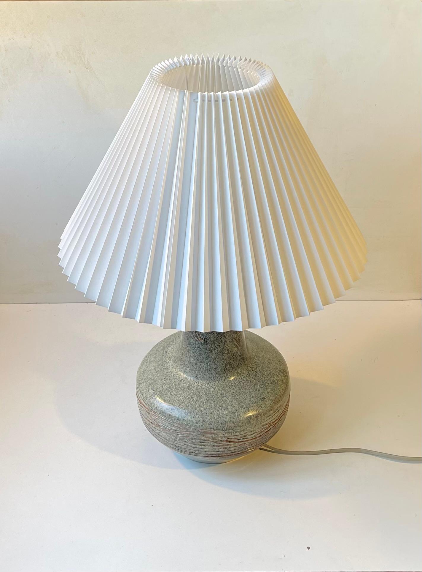 Lampe de table moderne suédoise en grès émaillé vert poussiéreux, 1970 en vente 3