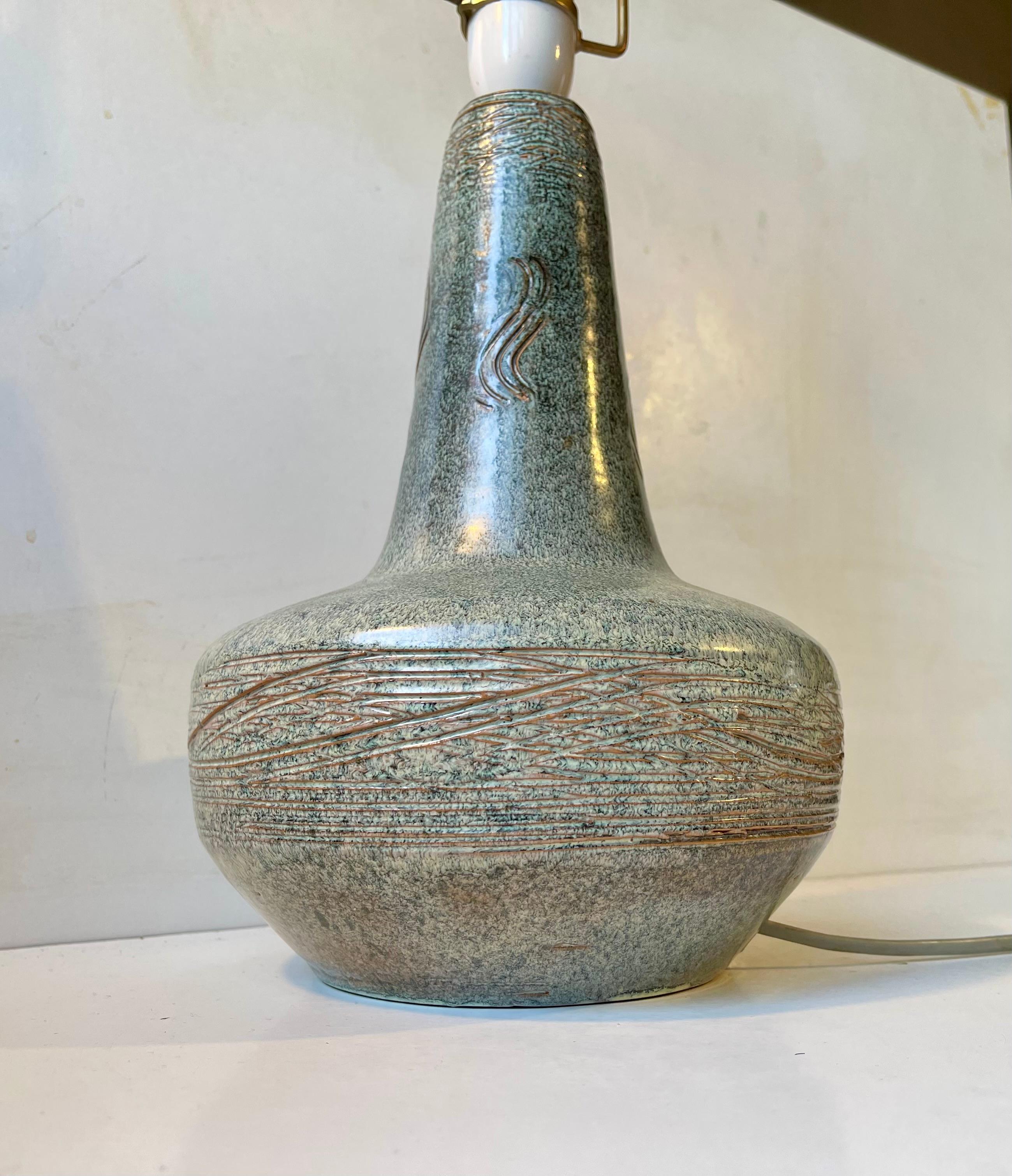 Scandinave moderne Lampe de table moderne suédoise en grès émaillé vert poussiéreux, 1970 en vente