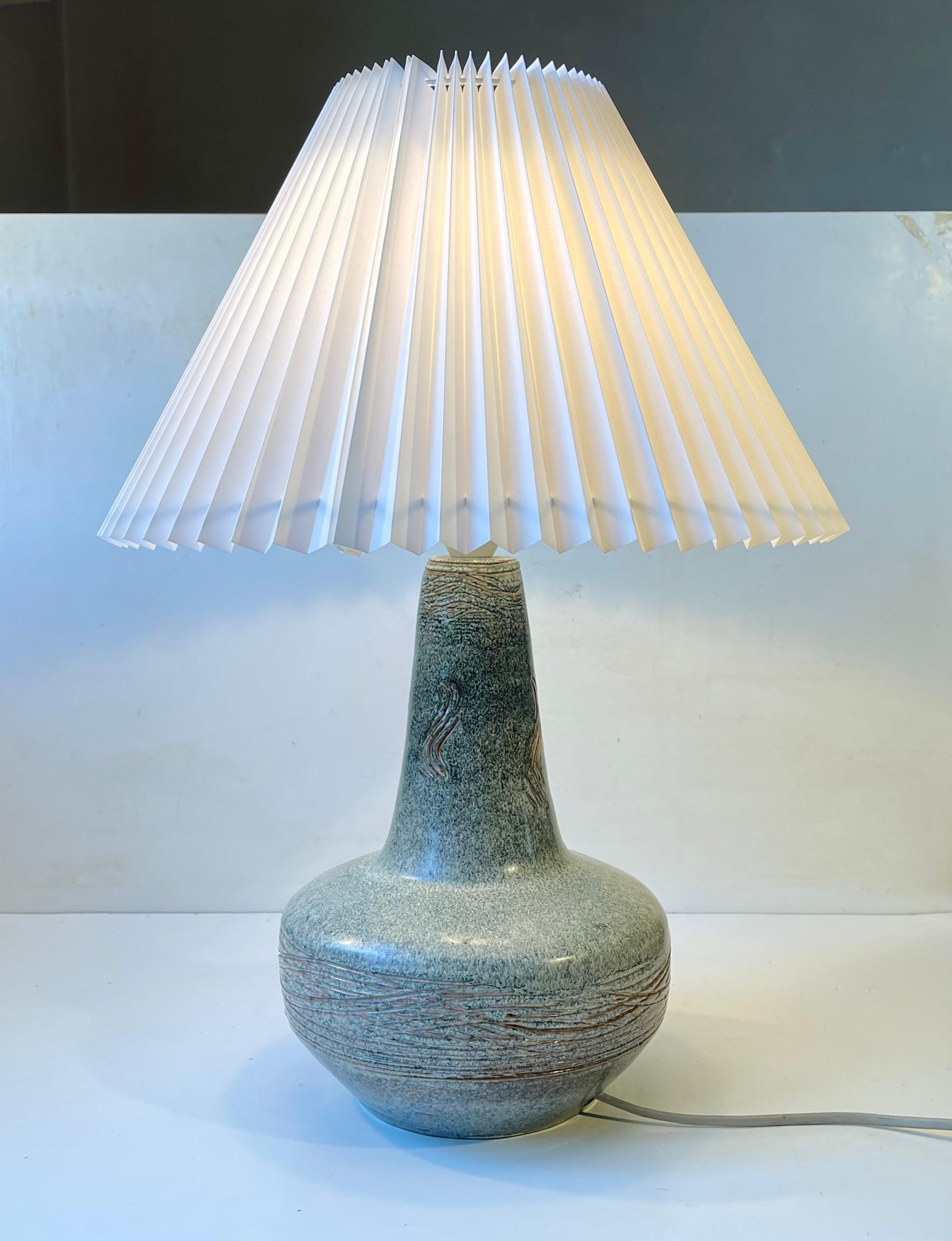 Fin du 20e siècle Lampe de table moderne suédoise en grès émaillé vert poussiéreux, 1970 en vente