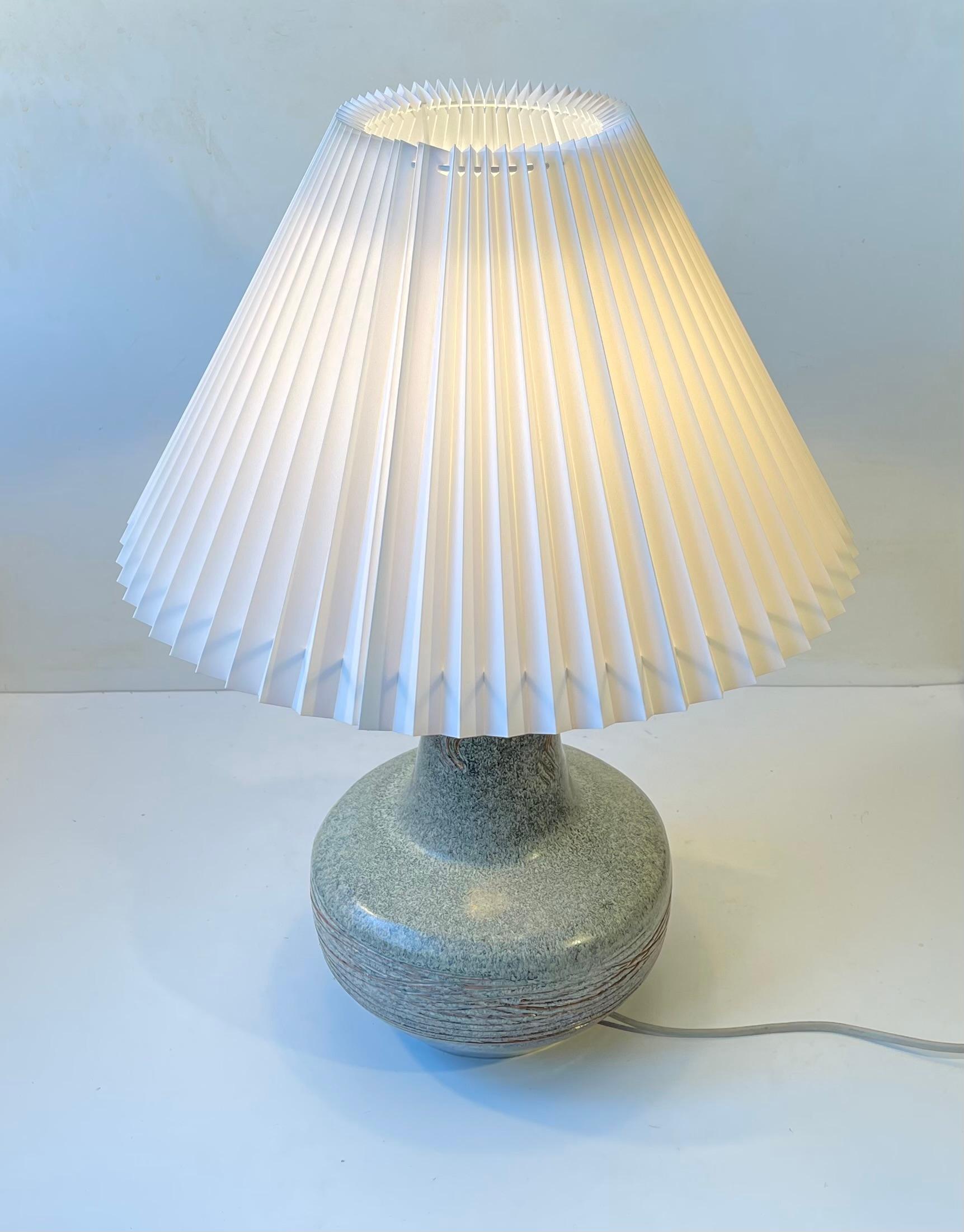Grès Lampe de table moderne suédoise en grès émaillé vert poussiéreux, 1970 en vente