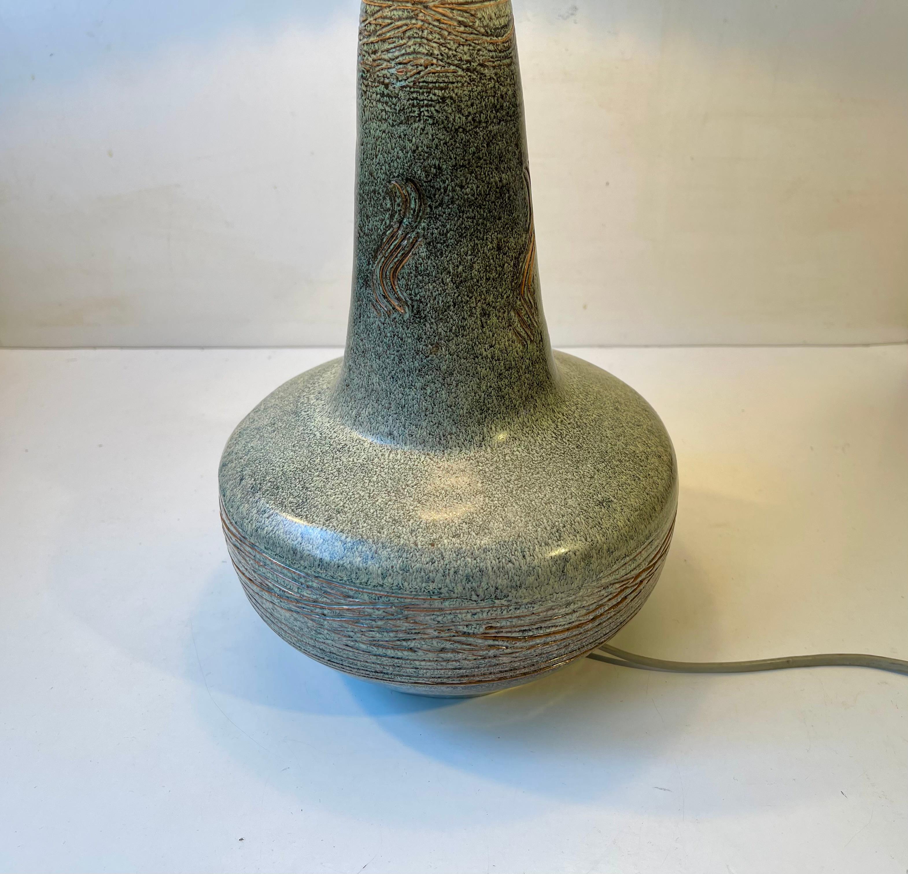Lampe de table moderne suédoise en grès émaillé vert poussiéreux, 1970 en vente 1