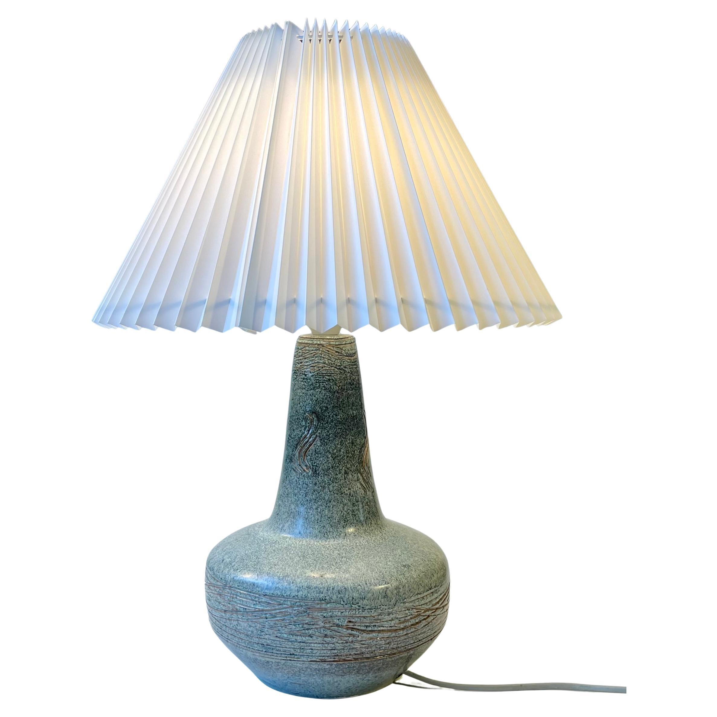 Schwedische moderne Steingut-Tischlampe in Staubgrüner Glasur, 1970er Jahre