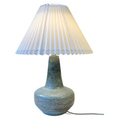 Schwedische moderne Steingut-Tischlampe in Staubgrüner Glasur, 1970er Jahre