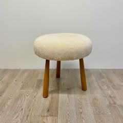 Style moderne suédois, peau de mouton beige, Wood Wood, ottoman ou pouf