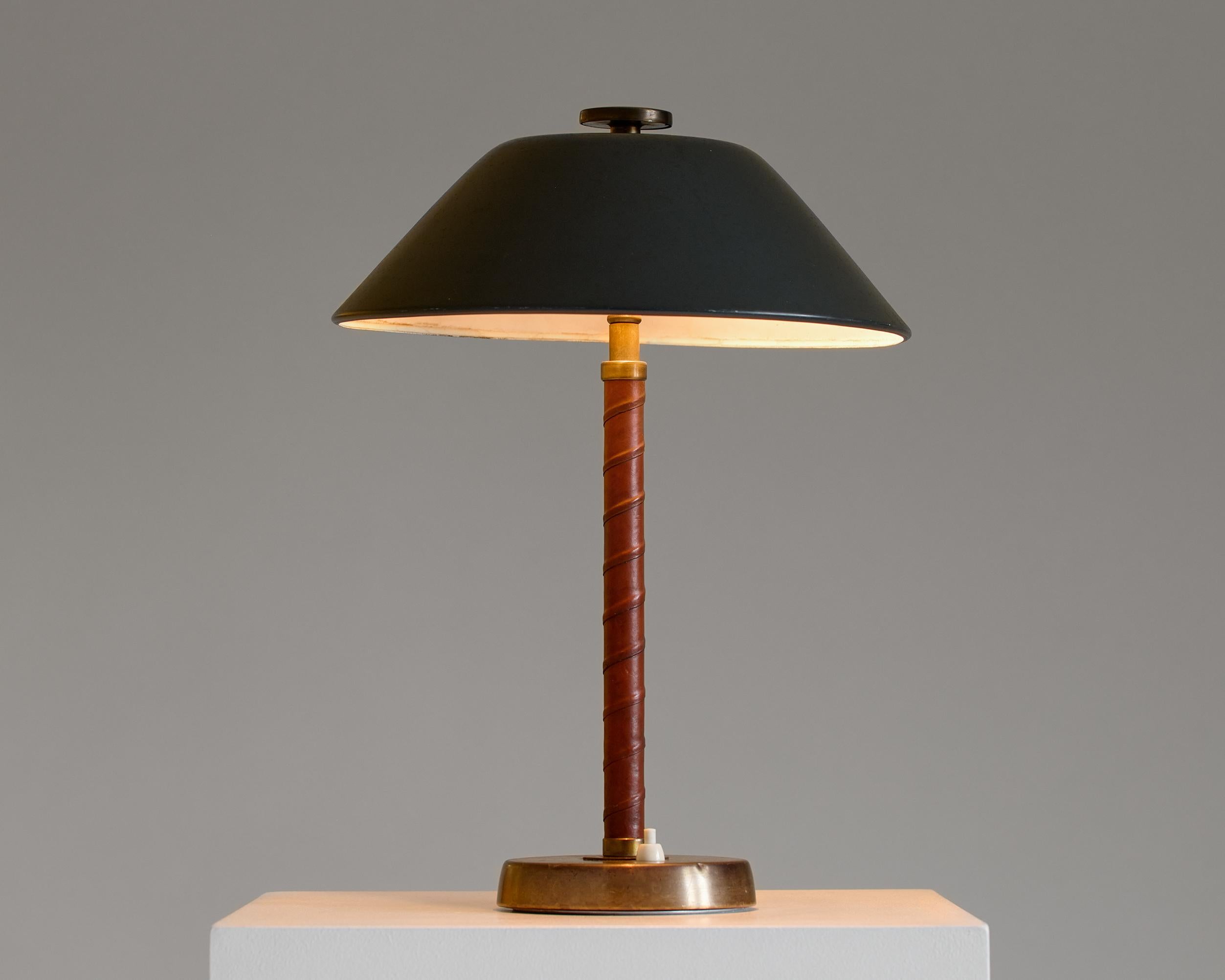 Lampe de table suédoise The Modernity d'Einar Bäckström en laiton, métal sarcelle et cuir en vente 5