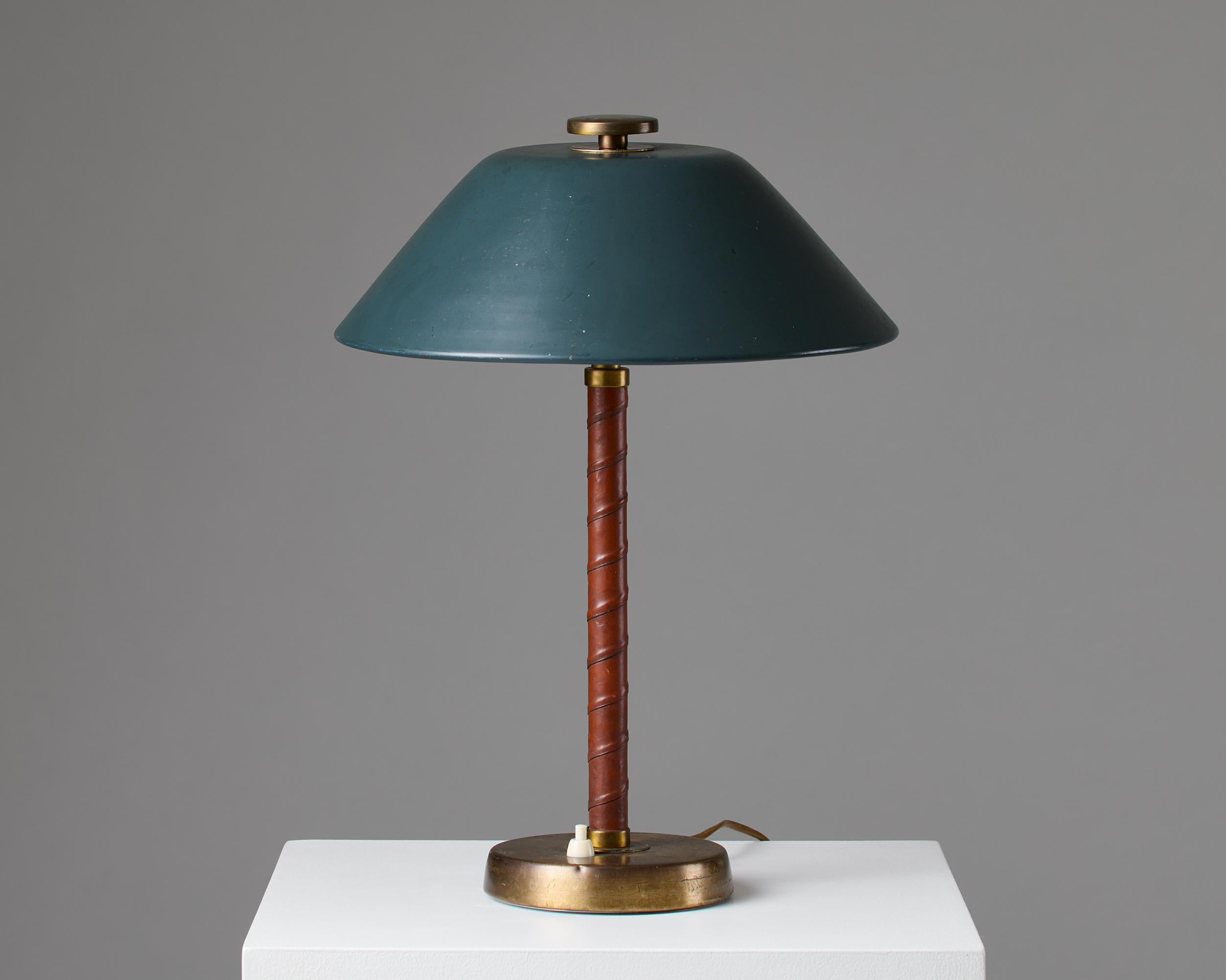 Lampe de table modèle 5014 de Einar Bäckströms Metallvarufabrik, Suède, années 1940

Einar Bäckströms Metallvarufabrik était un fabricant suédois basé à Malmö, actif entre 1918 et 1975, fondé par les frères Einar (1889-1978) et Sune Bäckström, tous