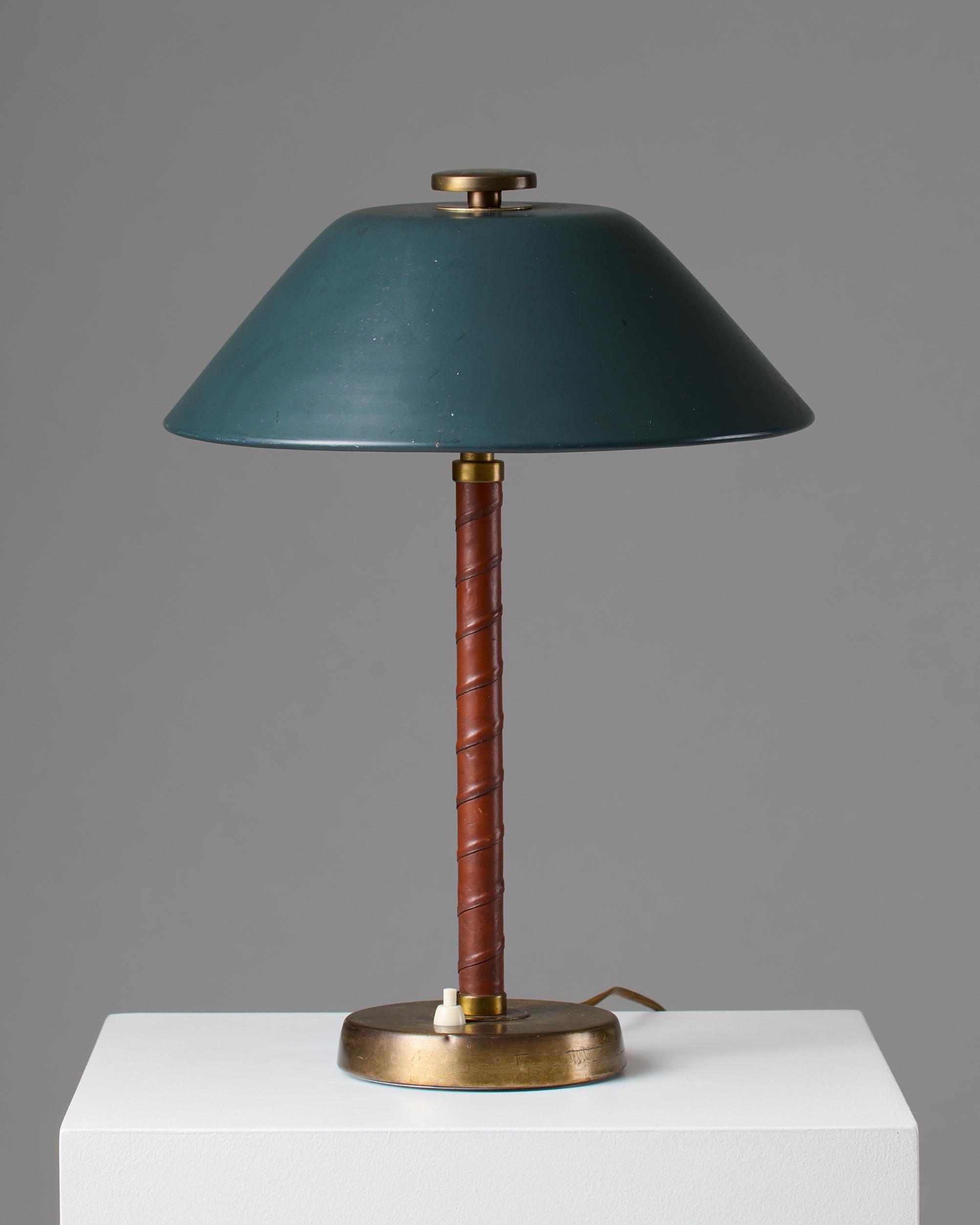 Suédois Lampe de table suédoise The Modernity d'Einar Bäckström en laiton, métal sarcelle et cuir en vente