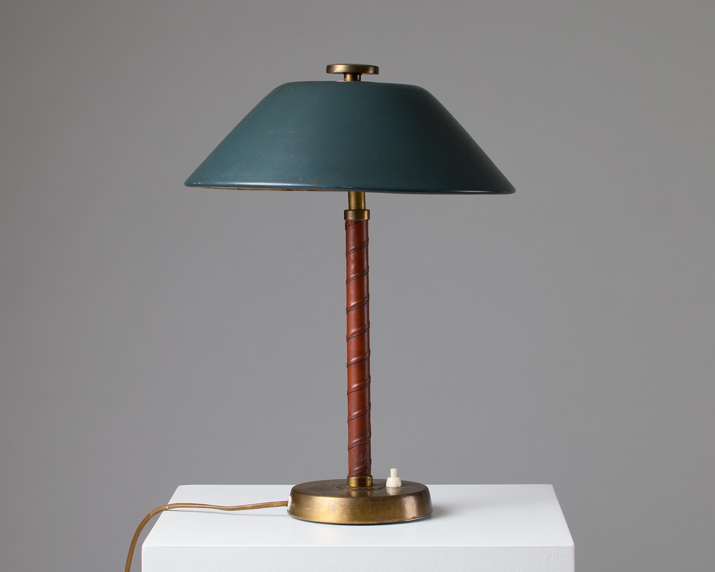 Milieu du XXe siècle Lampe de table suédoise The Modernity d'Einar Bäckström en laiton, métal sarcelle et cuir en vente