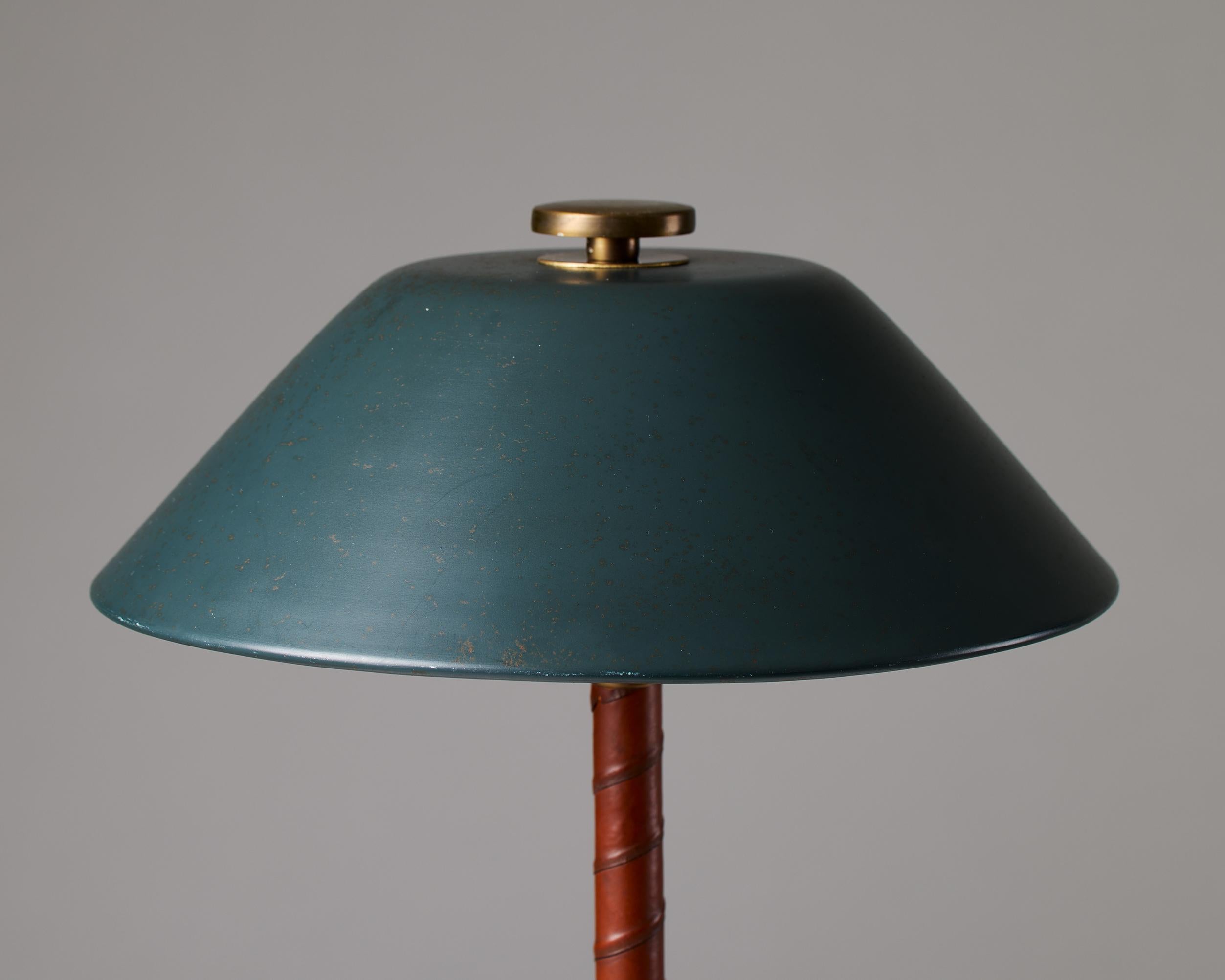 Lampe de table suédoise The Modernity d'Einar Bäckström en laiton, métal sarcelle et cuir en vente 1