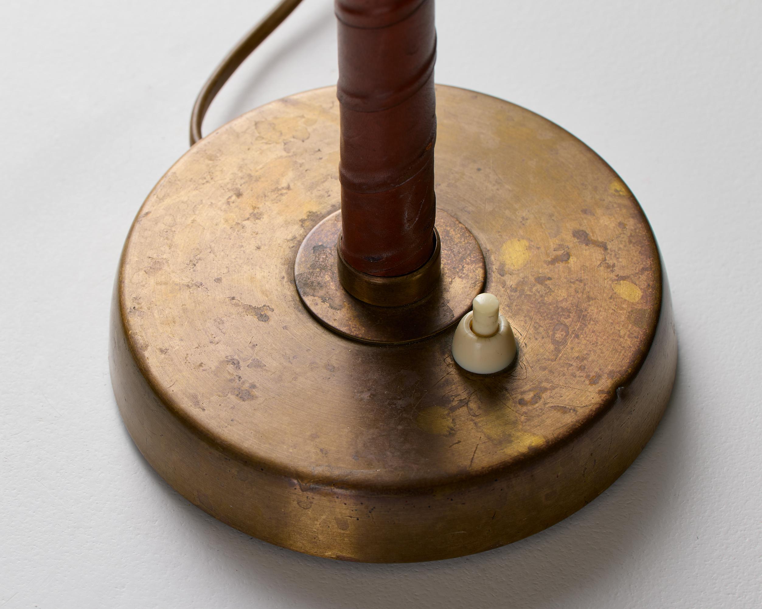Lampe de table suédoise The Modernity d'Einar Bäckström en laiton, métal sarcelle et cuir en vente 2