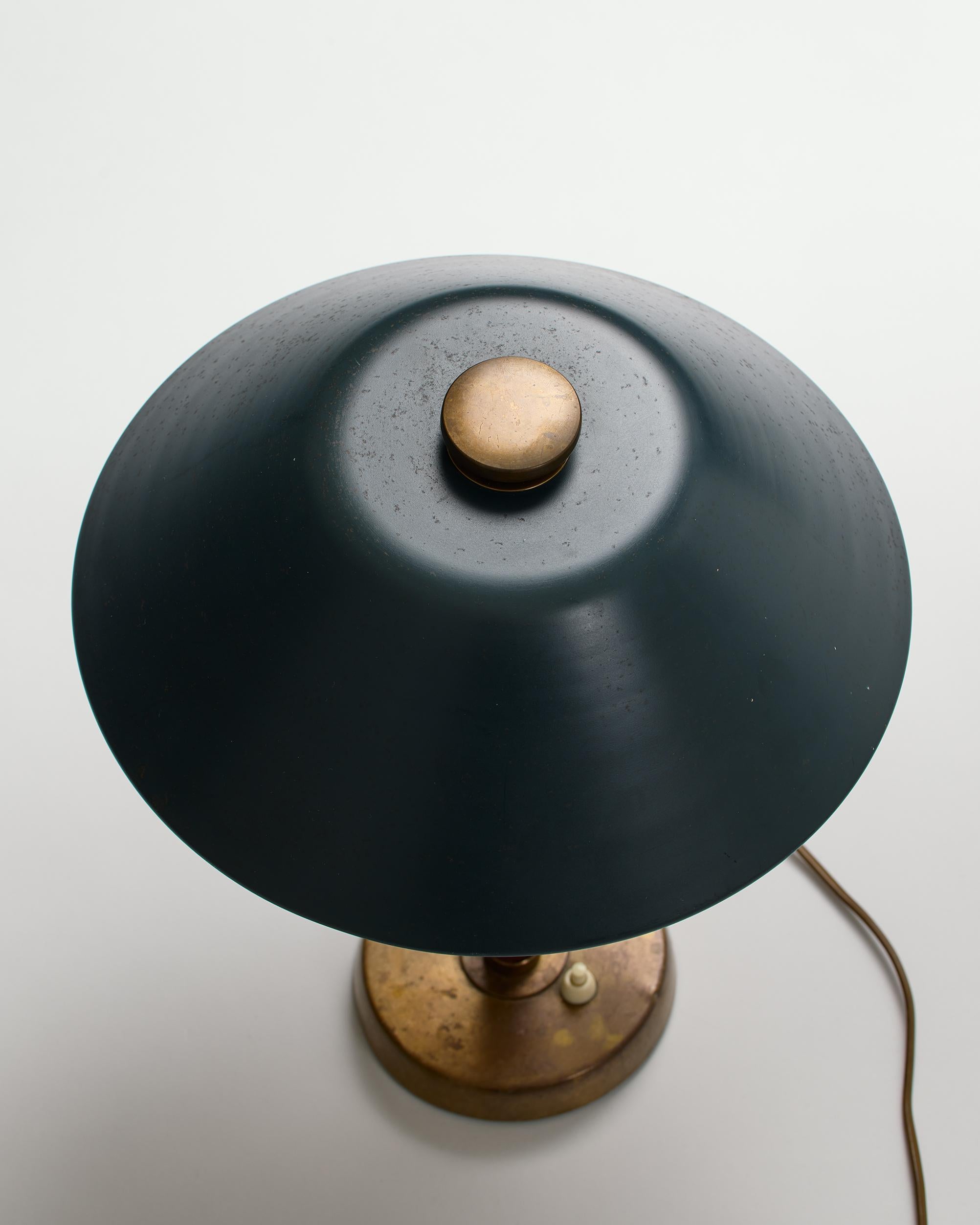 Lampe de table suédoise The Modernity d'Einar Bäckström en laiton, métal sarcelle et cuir en vente 3